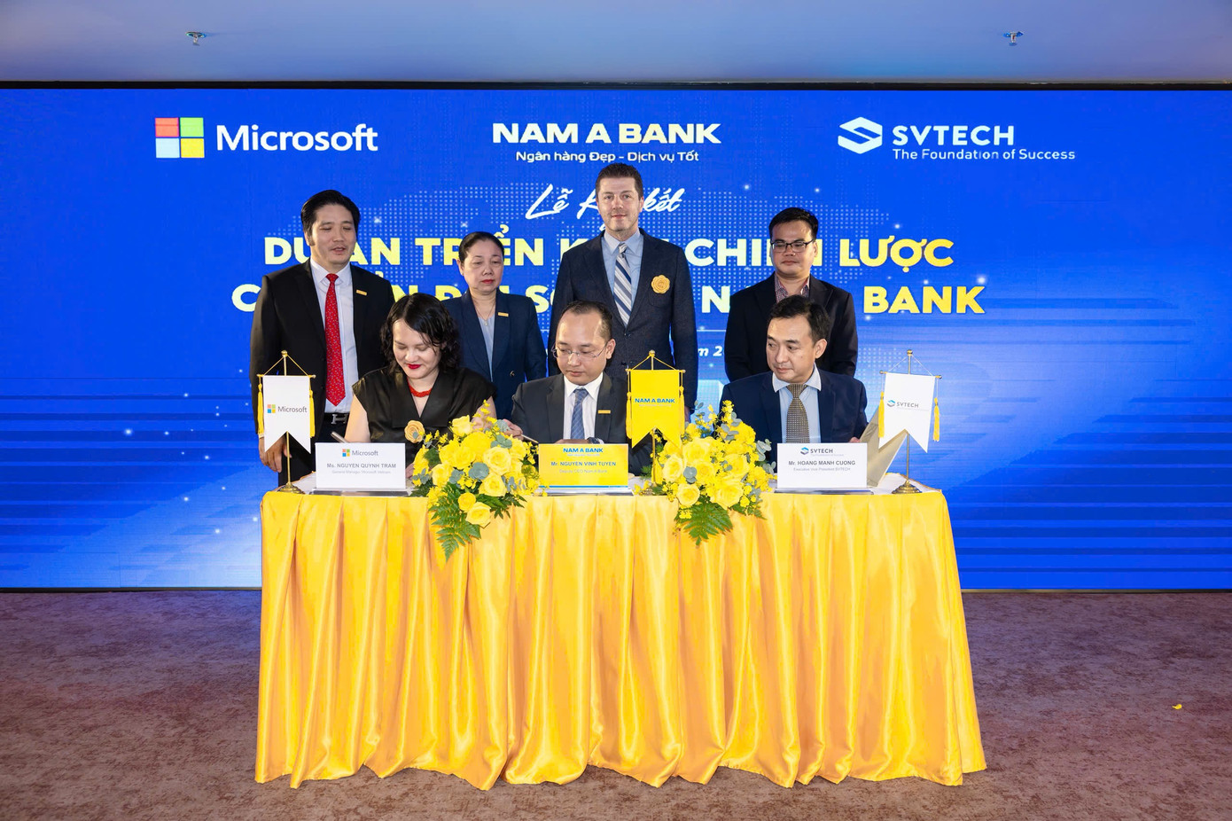 Đại diện Nam A Bank, Microsoft và SVTECH ký kết hợp tác.