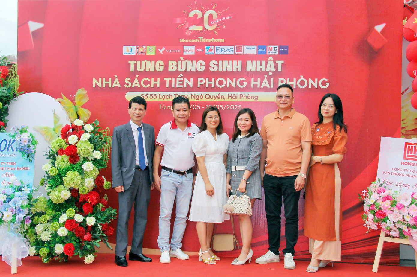 Ban lãnh đạo Công ty Tiền Phong chụp ảnh lưu niệm với các đối tác, nhà phân phối lâu năm