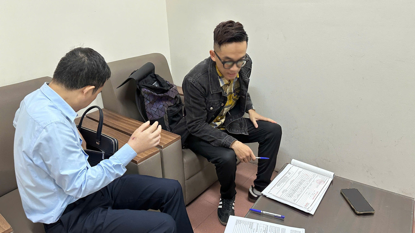 Anh V.T dù đã có BHYT vẫn tìm hiểu mua thêm bảo hiểm sức khỏe (trong ảnh, nhân viên bán bảo hiểm đến tận cơ quan nhiệt tình tư vấn cho người mua). Anh V.T dù đã có BHYT vẫn tìm hiểu mua thêm bảo hiểm sức khỏe (trong ảnh, nhân viên bán bảo hiểm đến tận cơ quan nhiệt tình tư vấn cho người mua).