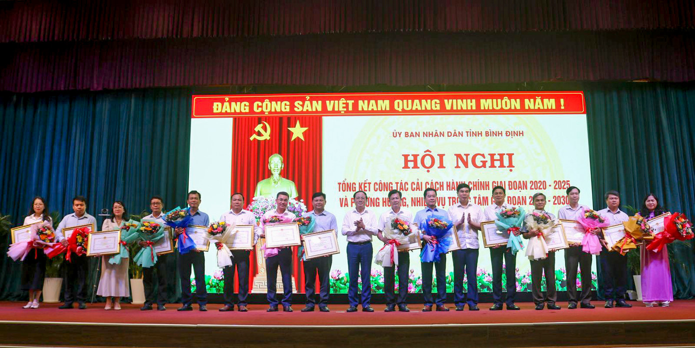 Lãnh đạo UBND tỉnh Bình Định trao Bằng khen, tặng hoa cho các tập thể, cá nhân có thành tích xuất sắc trong việc thực hiện công tác cải cách TTHC phục vụ người dân, doanh nghiệp năm 2024. Lãnh đạo UBND tỉnh Bình Định trao Bằng khen, tặng hoa cho các tập thể, cá nhân có thành tích xuất sắc trong việc thực hiện công tác cải cách TTHC phục vụ người dân, doanh nghiệp năm 2024.