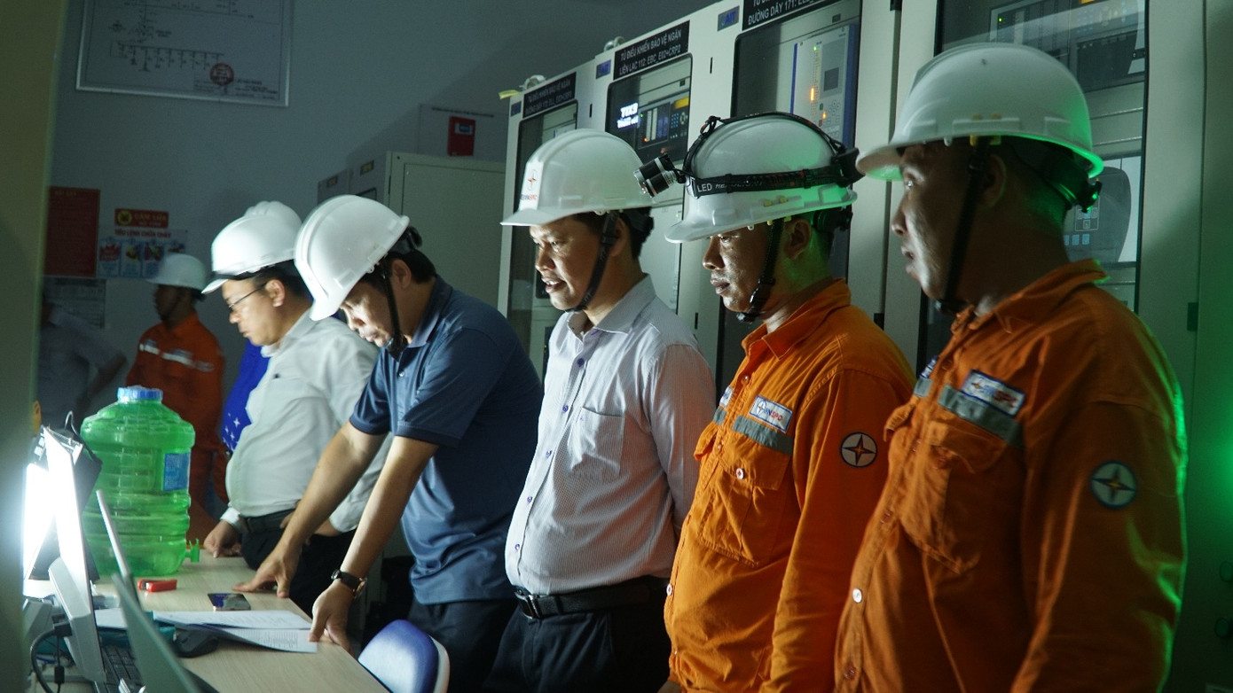 Lãnh đạo EVNSPC chỉ đạo đóng điện công trình Trạm biến áp 110kV Tân Phú Thạnh và đường dây đấu nối, tỉnh Hậu Giang, khuya ngày 27/4/2025