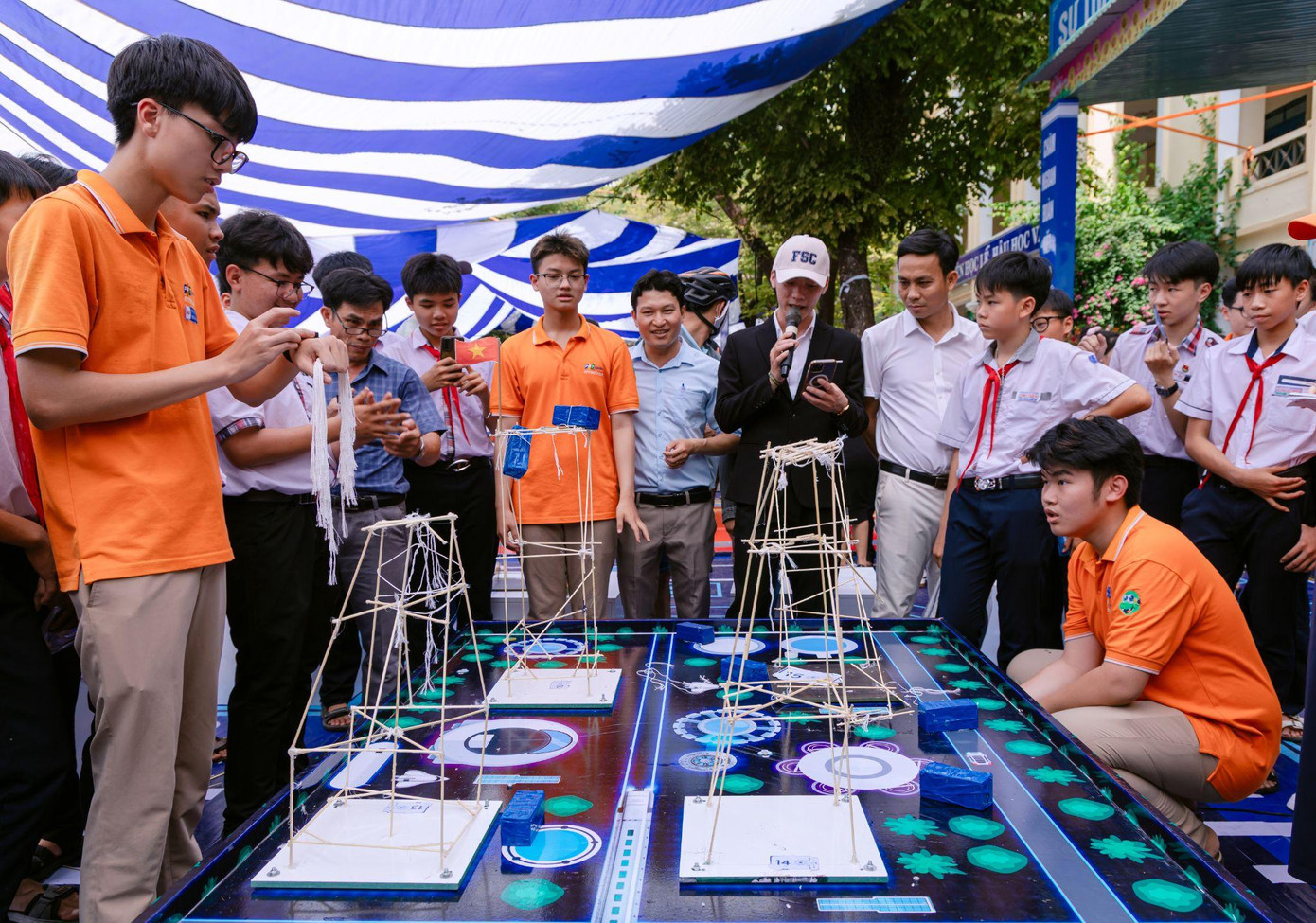 Sản phẩm mô hình nhà chống động đất của các đội thi trong cuộc thi AI Builders’ Showdown