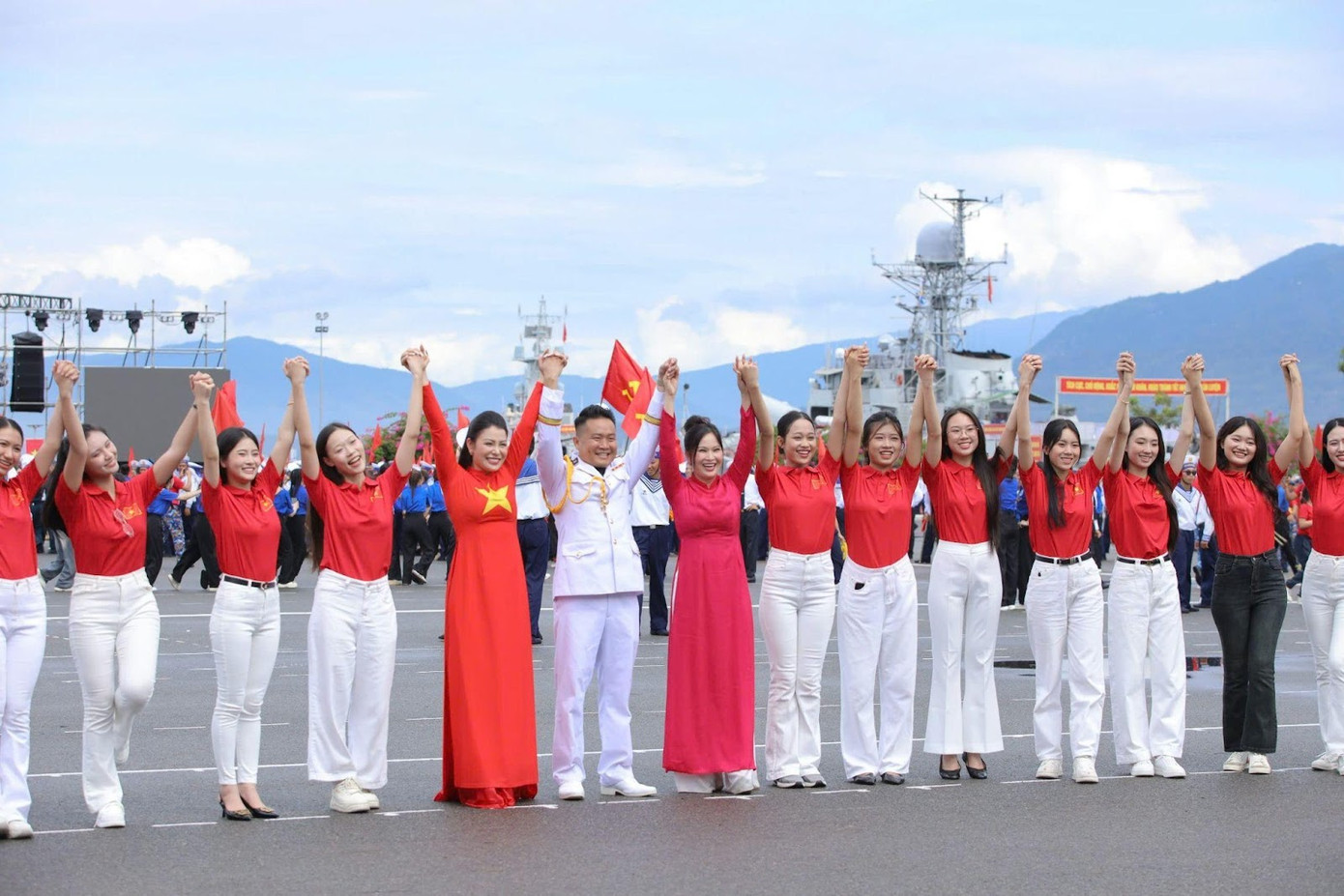 Các thí sinh Hoa hậu Biển Đảo Việt Nam 2025 khoác lên mình chiếc áo “HCM57 - Tôi yêu Việt Nam” như một sự khẳng định mạnh mẽ vẻ đẹp Việt không thể tách rời lòng yêu nước và tinh thần dân tộc.