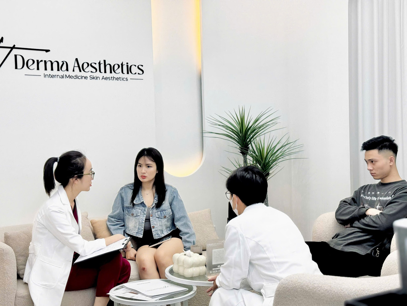 Đội ngũ chuyên môn tại HT Derma Aesthetics tư vấn khách hàng