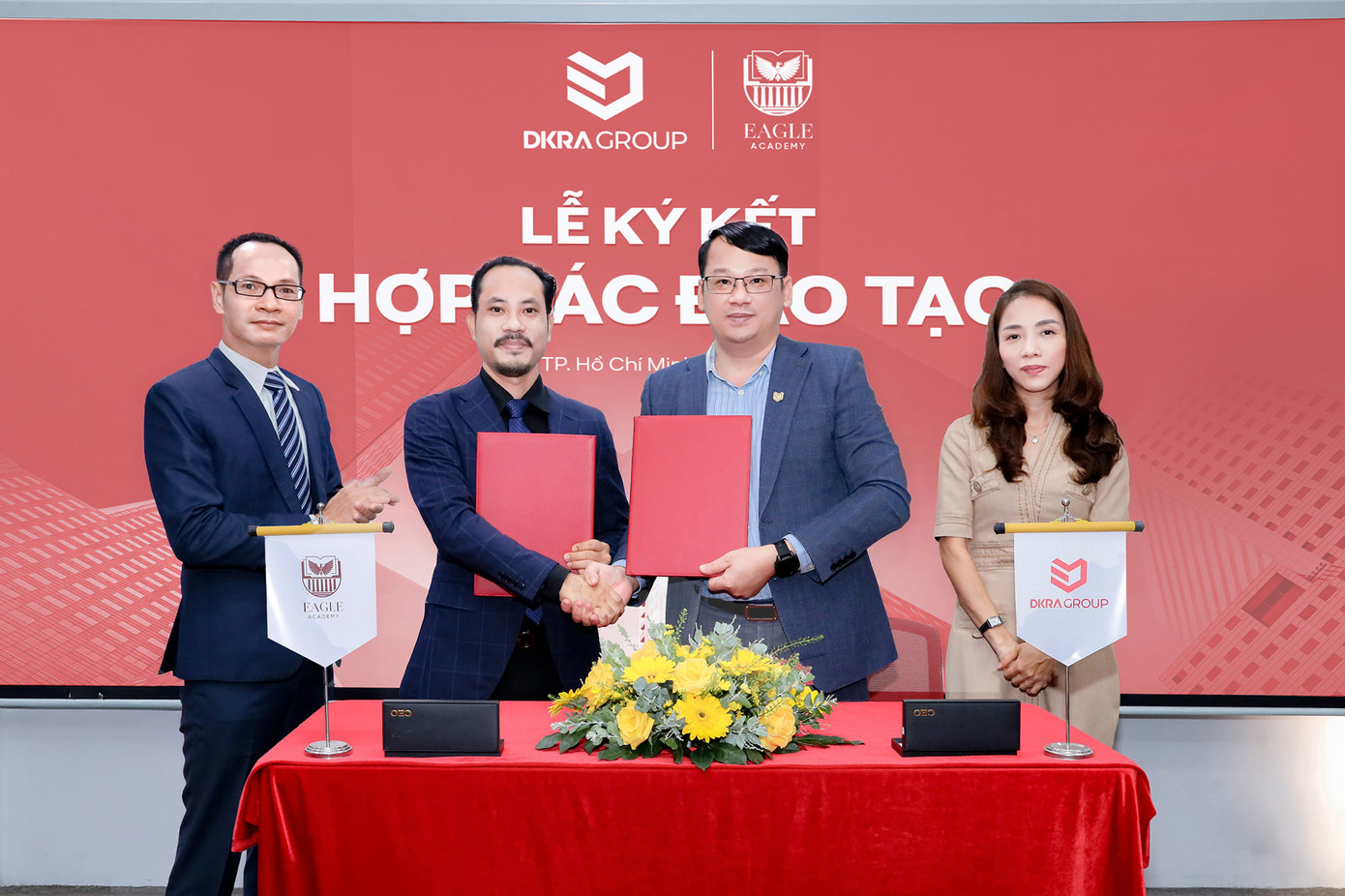 Eagle Academy cam kết cung cấp chương trình đào tạo chuyên sâu, giúp đội ngũ kinh doanh của DKRA Group phát triển toàn diện về kỹ năng, kiến thức và tư duy chiến lược trong lĩnh vực bất động sản. Eagle Academy cam kết cung cấp chương trình đào tạo chuyên sâu, giúp đội ngũ kinh doanh của DKRA Group phát triển toàn diện về kỹ năng, kiến thức và tư duy chiến lược trong lĩnh vực bất động sản.