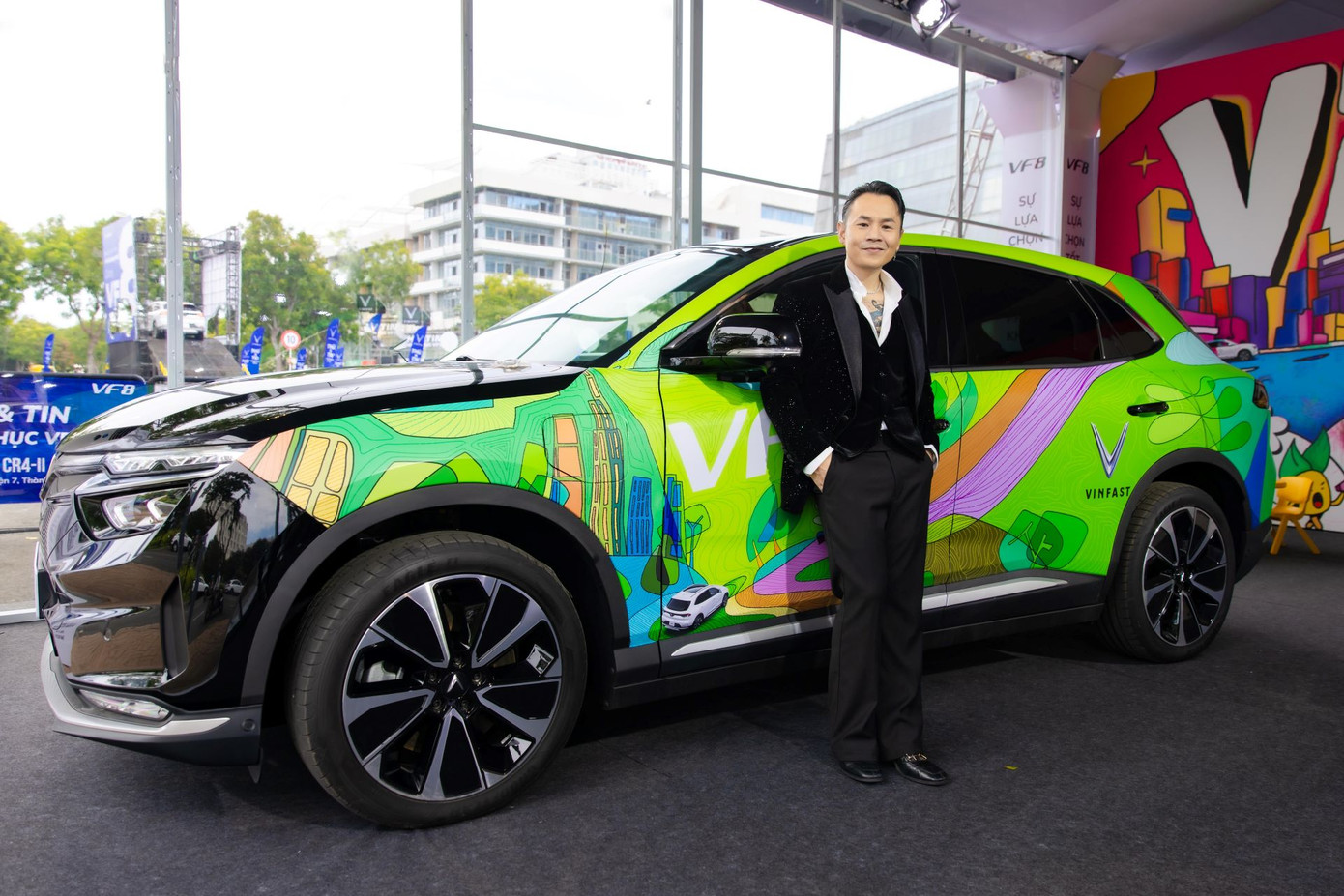 Rapper BinZ tạo dáng bên cạnh chiếc VF 8 độc bản. Rapper BinZ tạo dáng bên cạnh chiếc VF 8 độc bản.