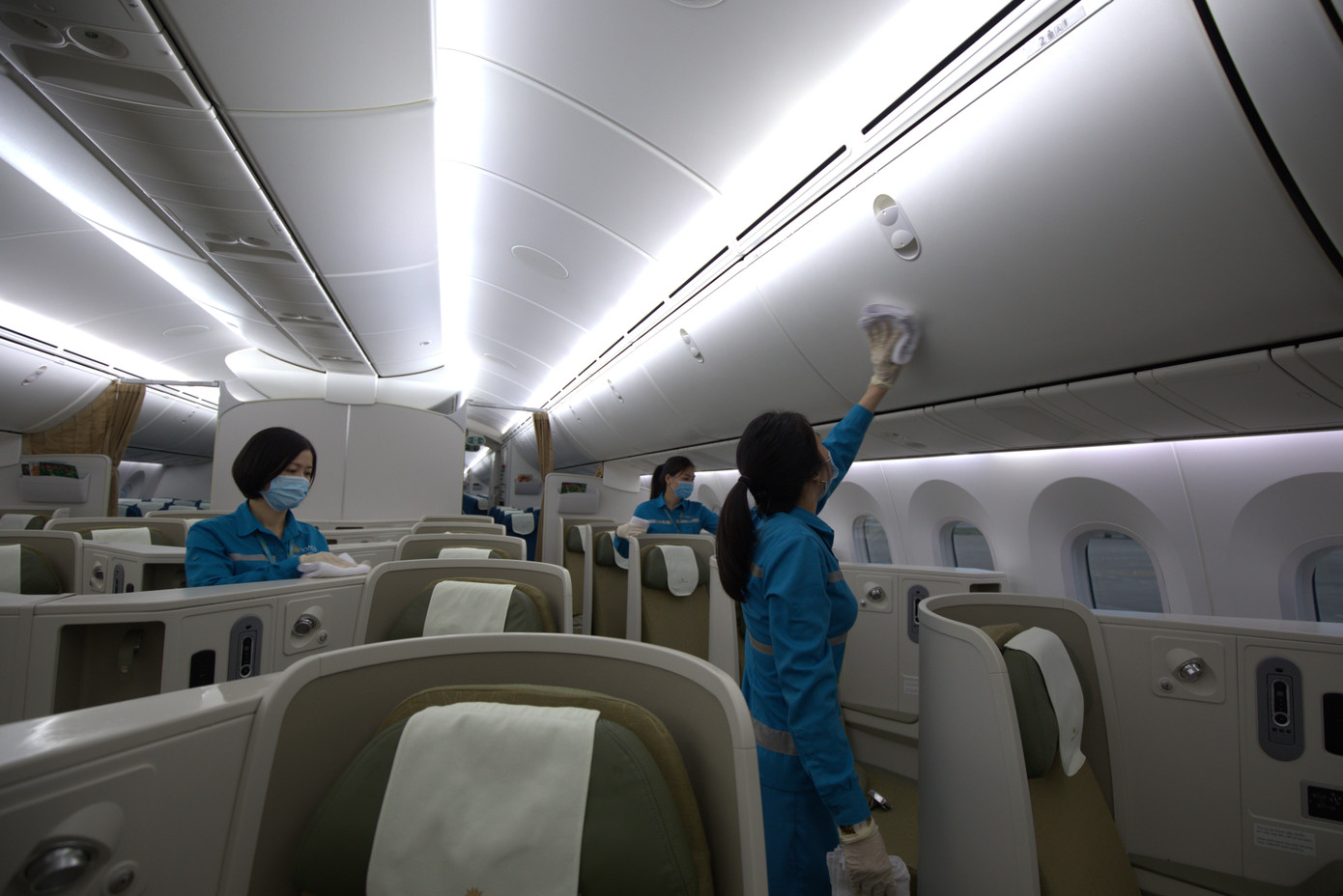 Phía sau sự tiện nghi và đẳng cấp của khoang hành khách là những nỗ lực âm thầm của đội ngũ vệ sinh