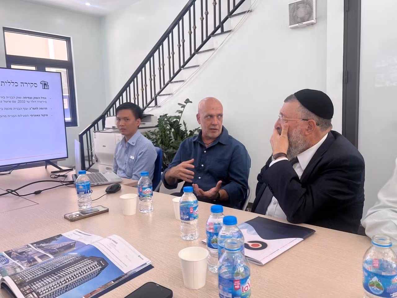 Bộ trưởng Yoav Ben Tzur làm việc tại Văn phòng CENTRAL.