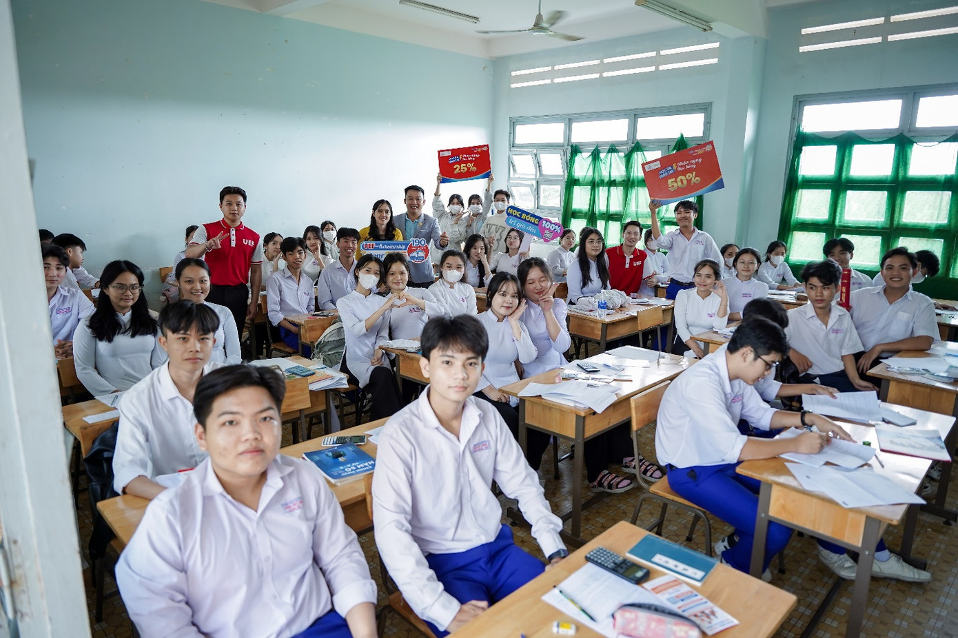 UEF luôn đồng hành với học sinh trên hành trình hướng nghiệp UEF luôn đồng hành với học sinh trên hành trình hướng nghiệp