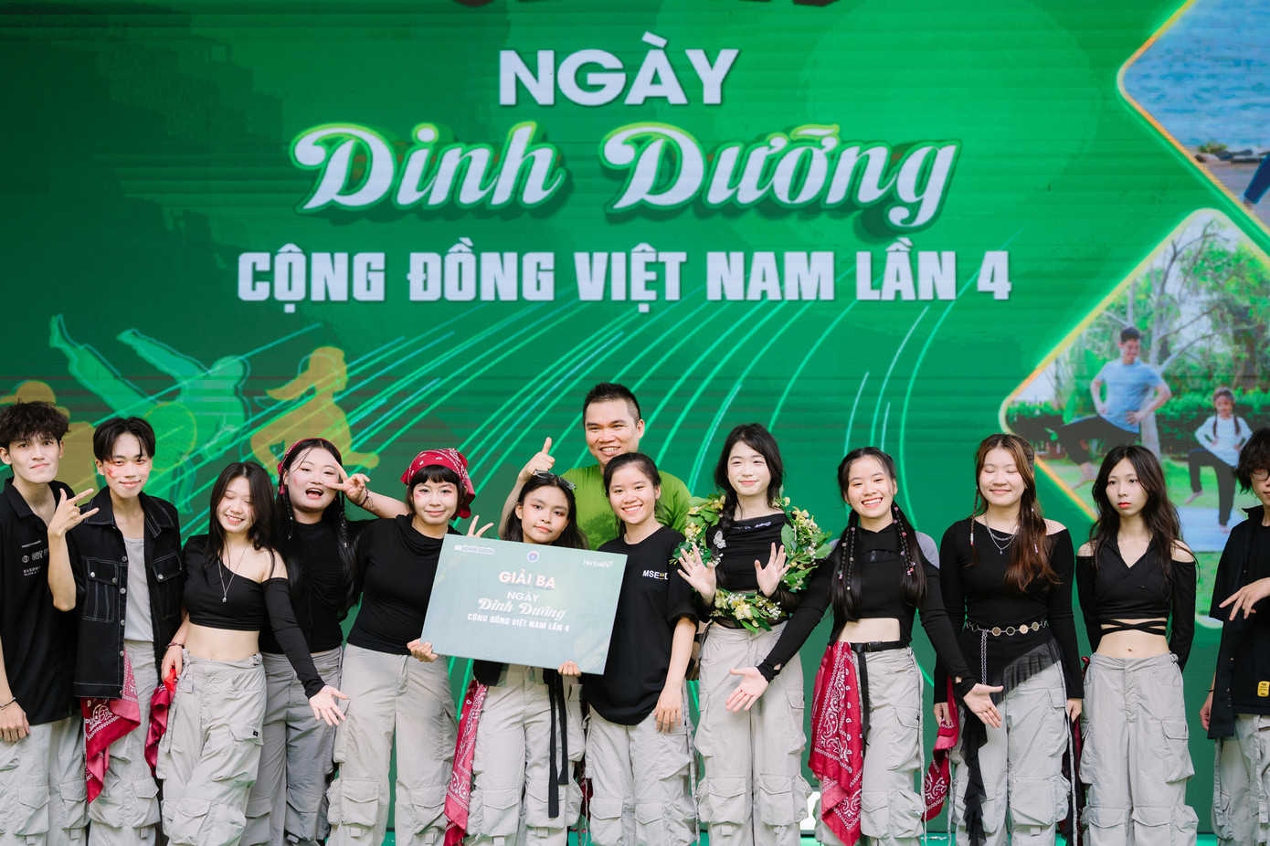 Ông Nguyễn Thành Đạt - Giám đốc Truyền thông Cấp cao, Herbalife Việt Nam trao giải cho đội thắng cuộc