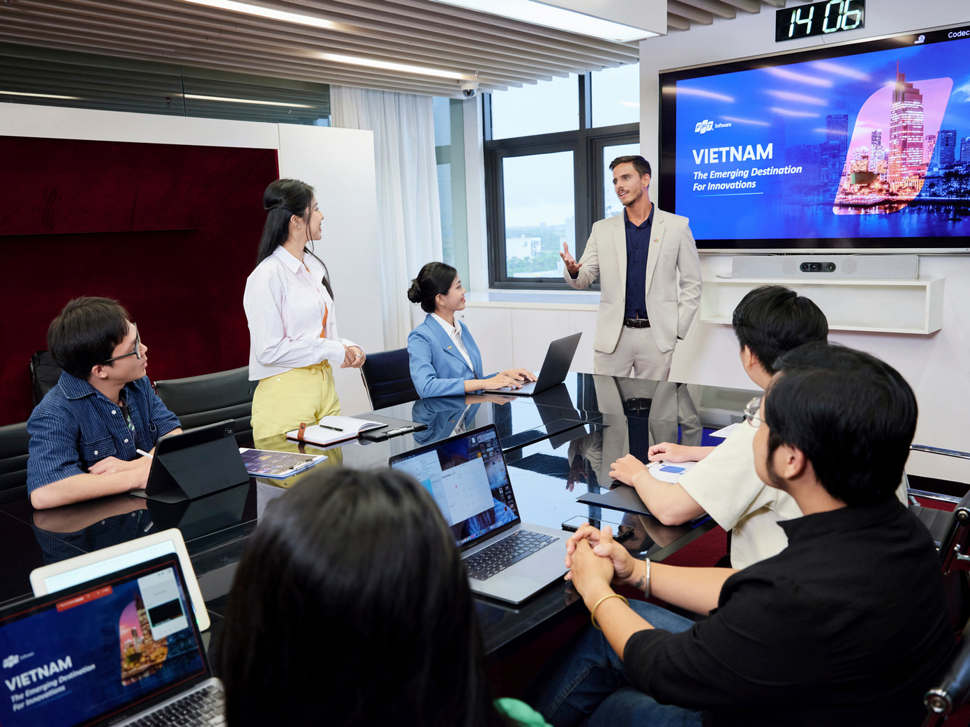 98,8% CBNV FPT được đào tạo những kiến thức cơ bản về AI. 98,8% CBNV FPT được đào tạo những kiến thức cơ bản về AI.