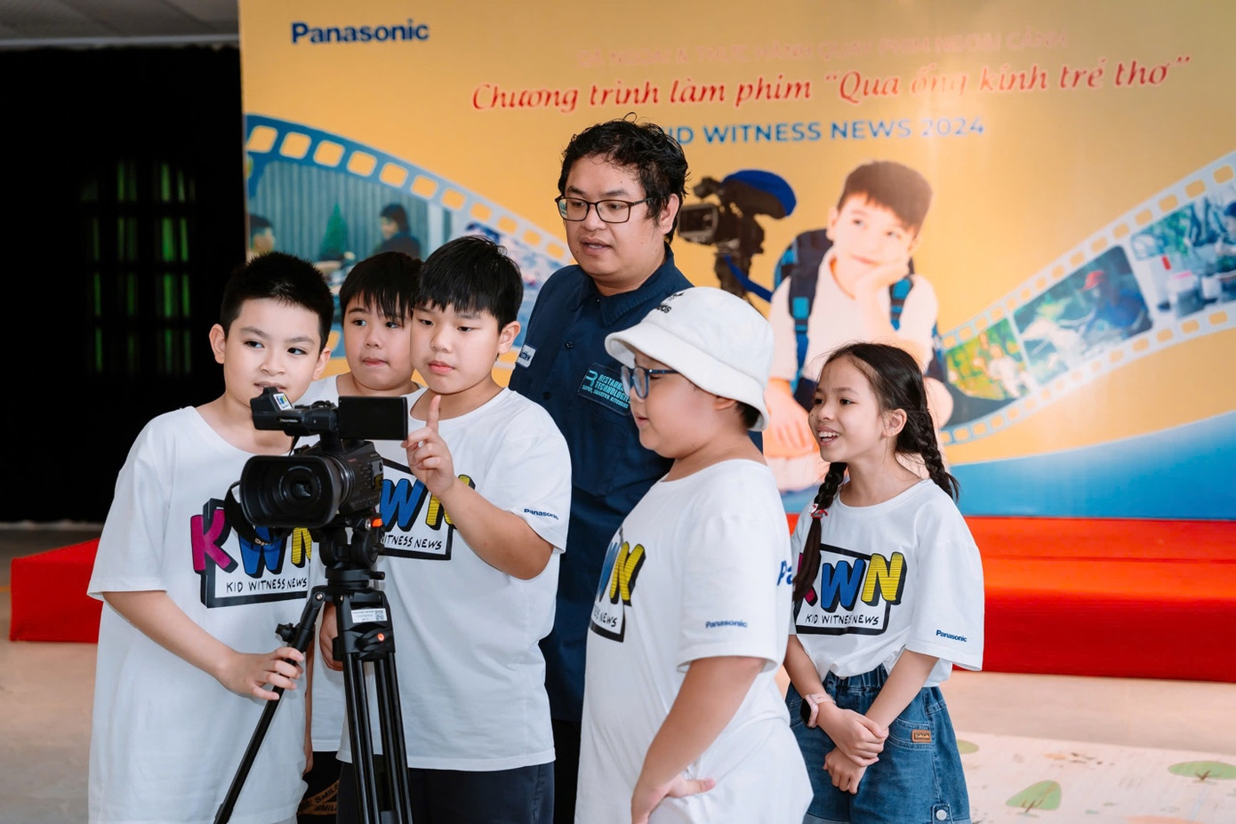 Các em nhỏ hào hứng tham gia chương trình “Qua ống kính trẻ thơ” Các em nhỏ hào hứng tham gia chương trình “Qua ống kính trẻ thơ”