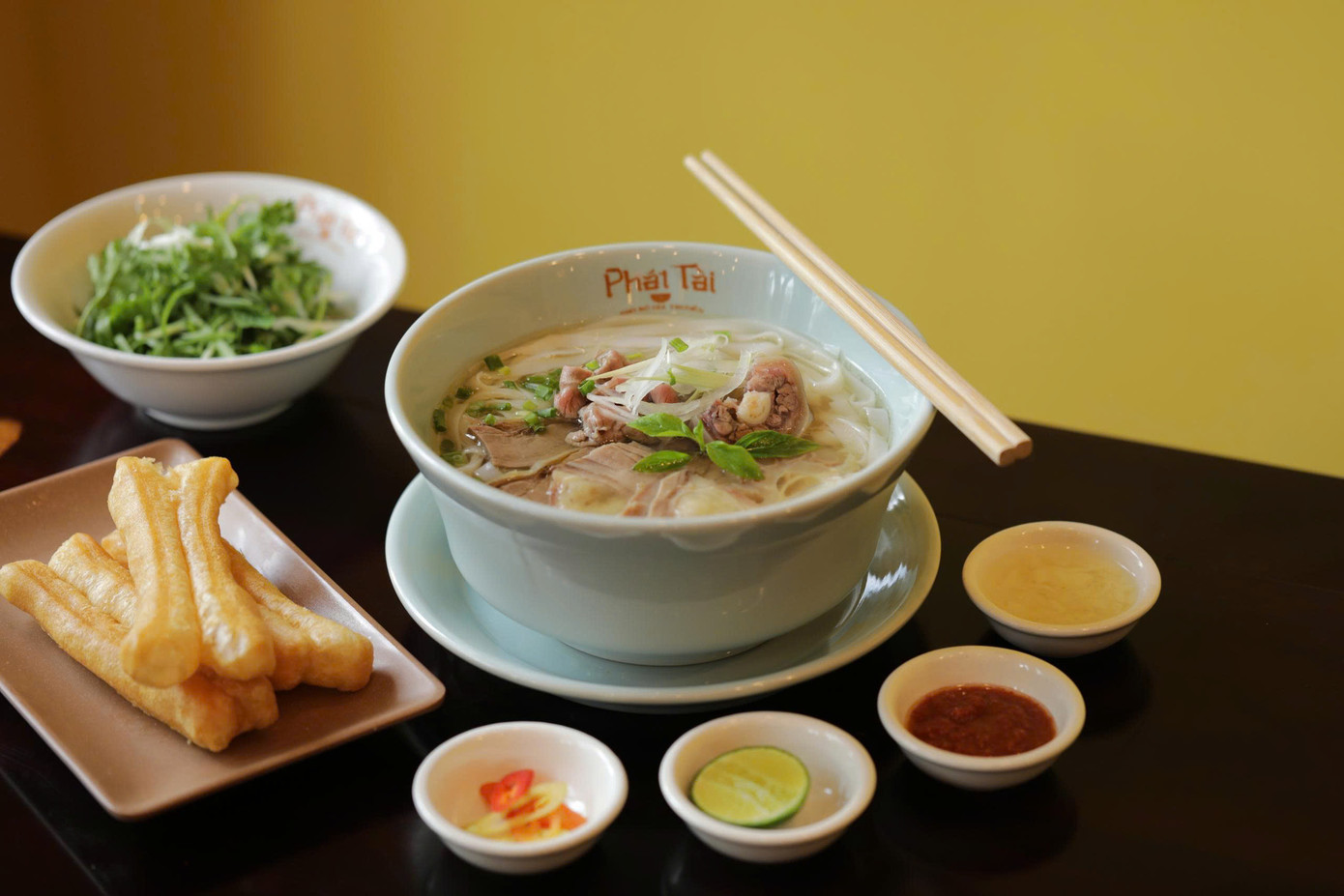 Phở Phát Tài mang phong vị phở Bắc, thưởng thức cùng giấm tỏi, tương ớt Hàng Bè và rau húng Láng Hà Nội, quẩy giòn kiểu Bắc. Ảnh: Giang Vũ Phở Phát Tài mang phong vị phở Bắc, thưởng thức cùng giấm tỏi, tương ớt Hàng Bè và rau húng Láng Hà Nội, quẩy giòn kiểu Bắc. Ảnh: Giang Vũ