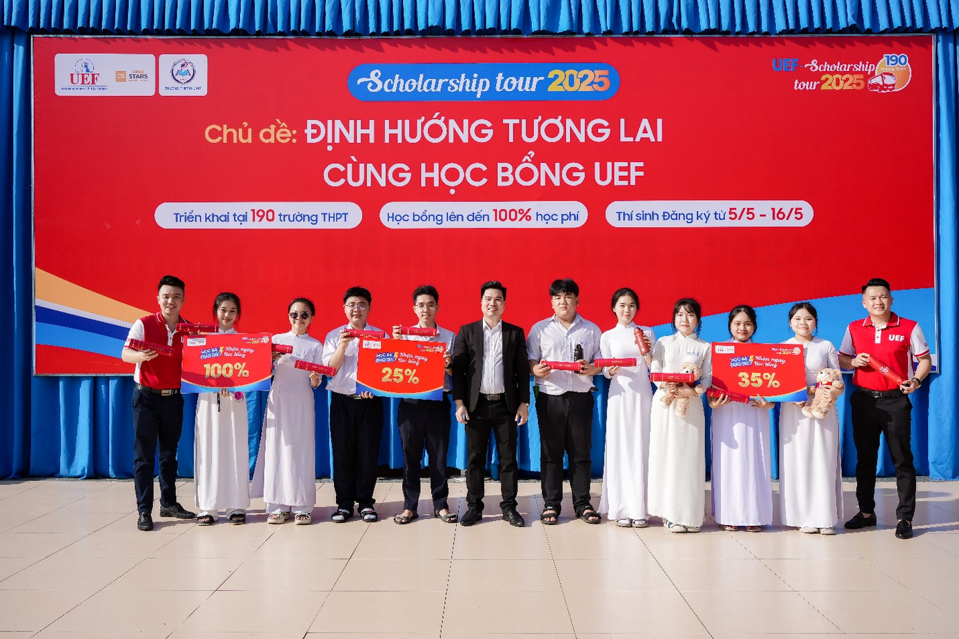 Hàng trăm suất học bổng giá trị được trao tận tay học sinh lớp 12 các tỉnh, thành Hàng trăm suất học bổng giá trị được trao tận tay học sinh lớp 12 các tỉnh, thành