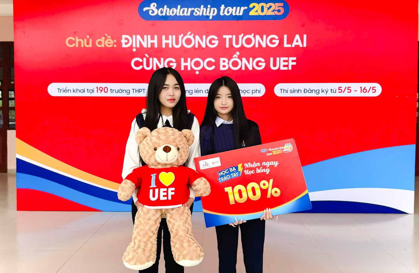 Học sinh THPT các tỉnh Tây Nguyên vui mừng nhận học bổng UEF Học sinh THPT các tỉnh Tây Nguyên vui mừng nhận học bổng UEF