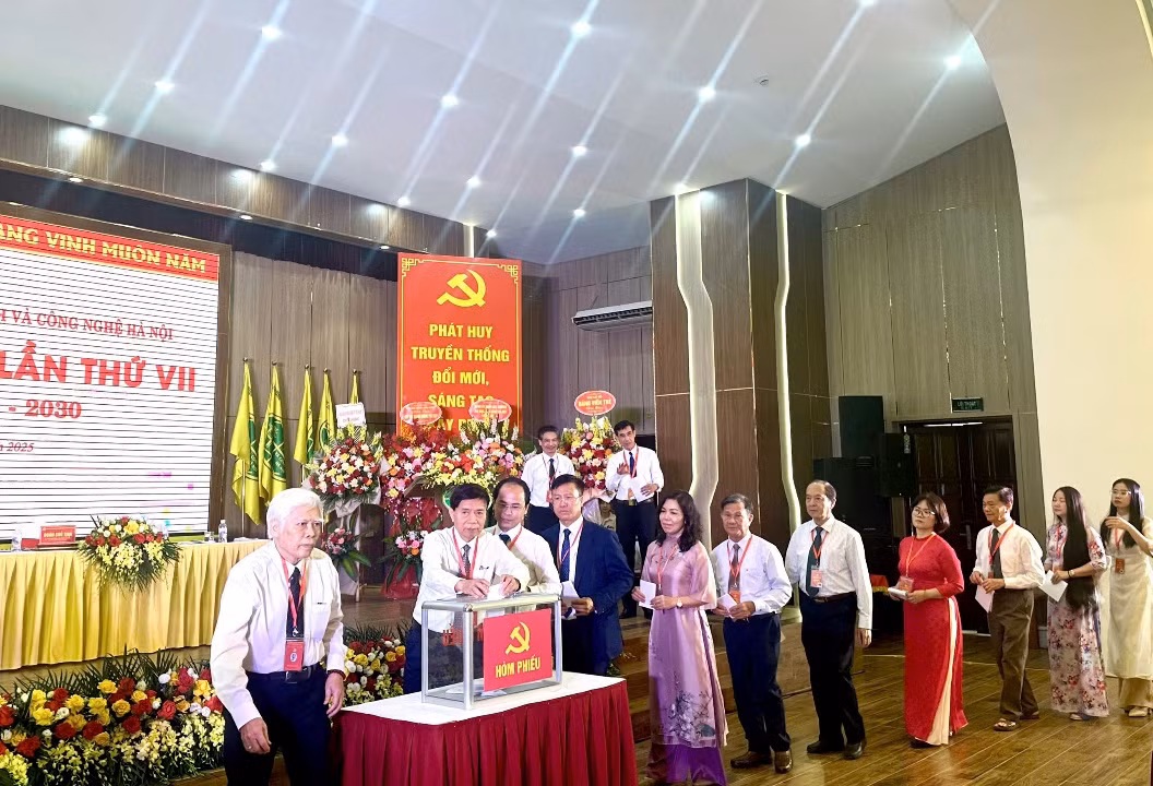 Các đại biểu dự Đại hội thực hiện công tác bầu cử