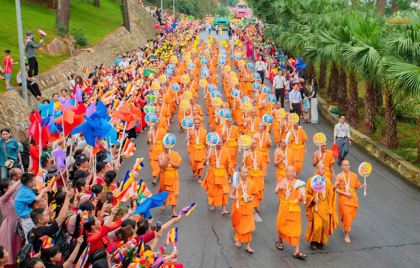 Các chư tăng Chùa Ba Vàng trong lễ rước xe hoa kính mừng ngày đức Phật đản sinh. Ảnh: Chùa Ba Vàng.