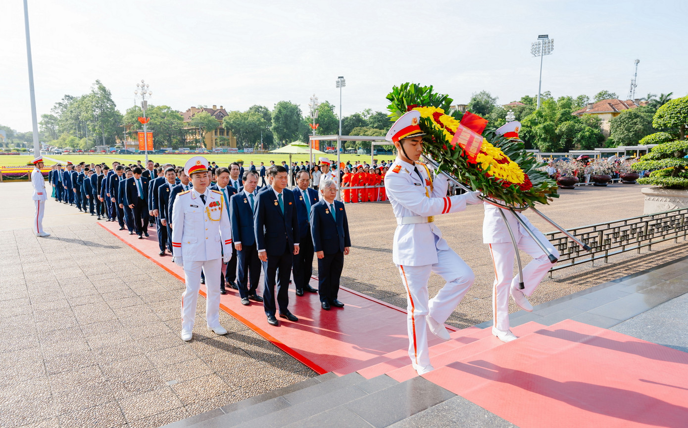 Sáng 18/5/2025, Đảng ủy, Ban Lãnh đạo BIDV cùng các đại biểu về dự Đại hội tổ chức lễ dâng hoa và vào Lăng viếng Chủ tịch Hồ Chí Minh Sáng 18/5/2025, Đảng ủy, Ban Lãnh đạo BIDV cùng các đại biểu về dự Đại hội tổ chức lễ dâng hoa và vào Lăng viếng Chủ tịch Hồ Chí Minh