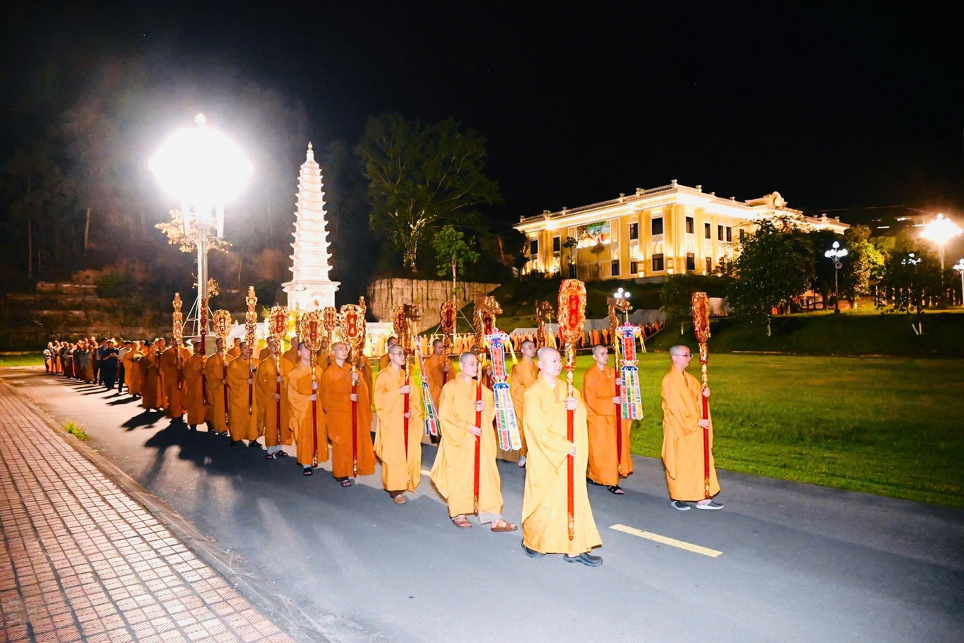 Chư Tôn đức và đại chúng Học viện Phật giáo Việt Nam tại Hà Nội đã cùng nhau thiền hành, nhiễu Phật quanh khuôn viên Tòa Viên Quang và bảo tháp. Ảnh: HVPG