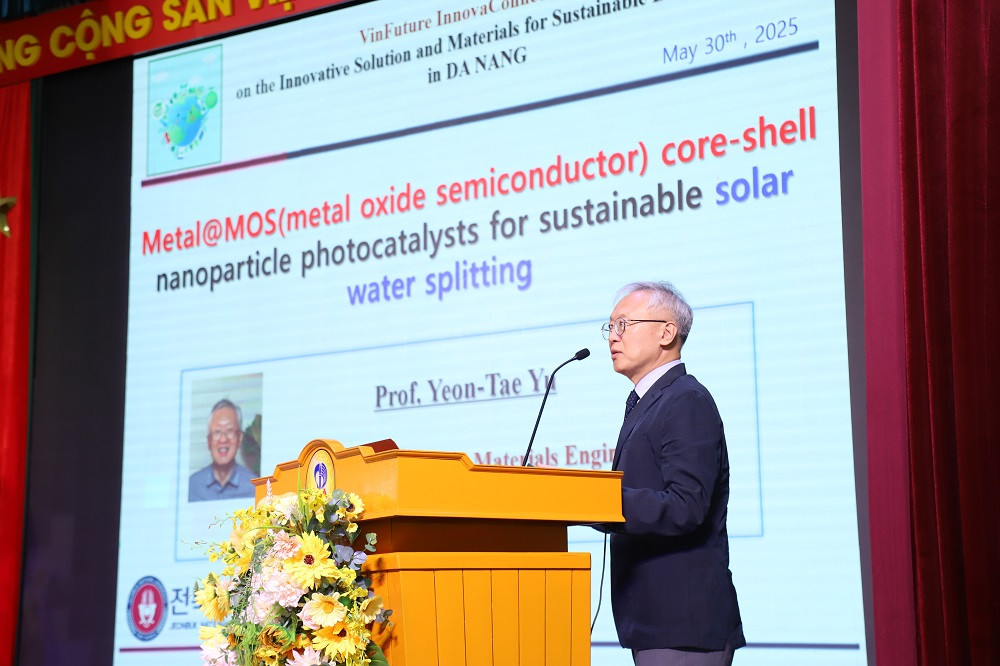 GS. Yeon-Tae Yu (Đại học Jeonbuk, Hàn Quốc) đã chia sẻ những bước tiến mới nhất trong nghiên cứu cấu trúc nano lõi – vỏ kim loại MOS. Ảnh: BTC.