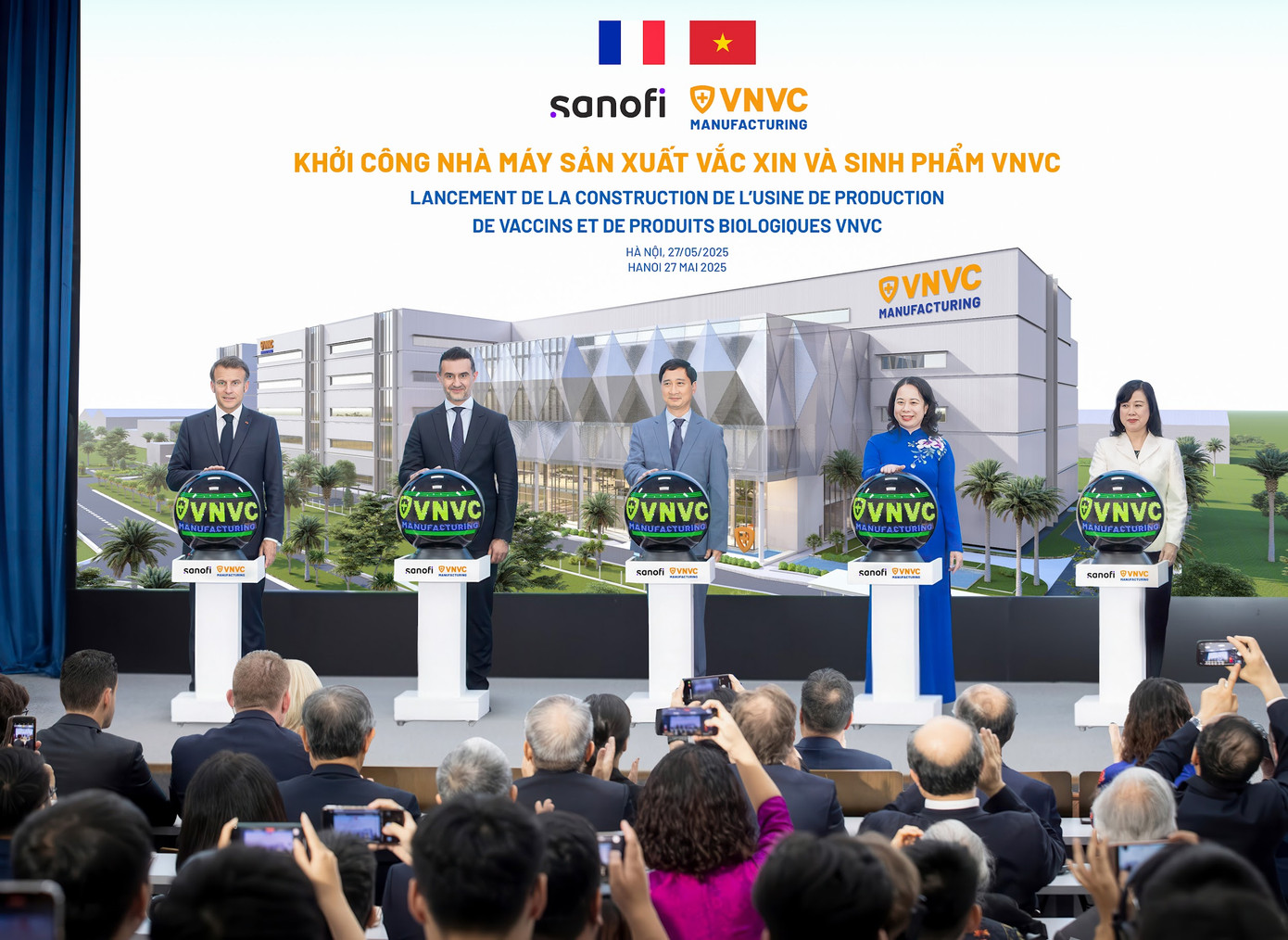 Tổng thống Pháp Emmanuel Macron cùng Phó Chủ tịch nước Võ Thị Ánh Xuân; Bộ trưởng Bộ Y tế Đào Hồng Lan, ông Burak Pekmezci, Tổng giám đốc Sanofi Việt Nam và ông Ngô Chí Dũng, Chủ tịch HĐQT kiêm Tổng Giám đốc Công ty Vắc xin VNVC bấm nút khởi công xây dựng Nhà máy Vắc xin và Sinh phẩm VNVC. Ảnh: Hải Nam