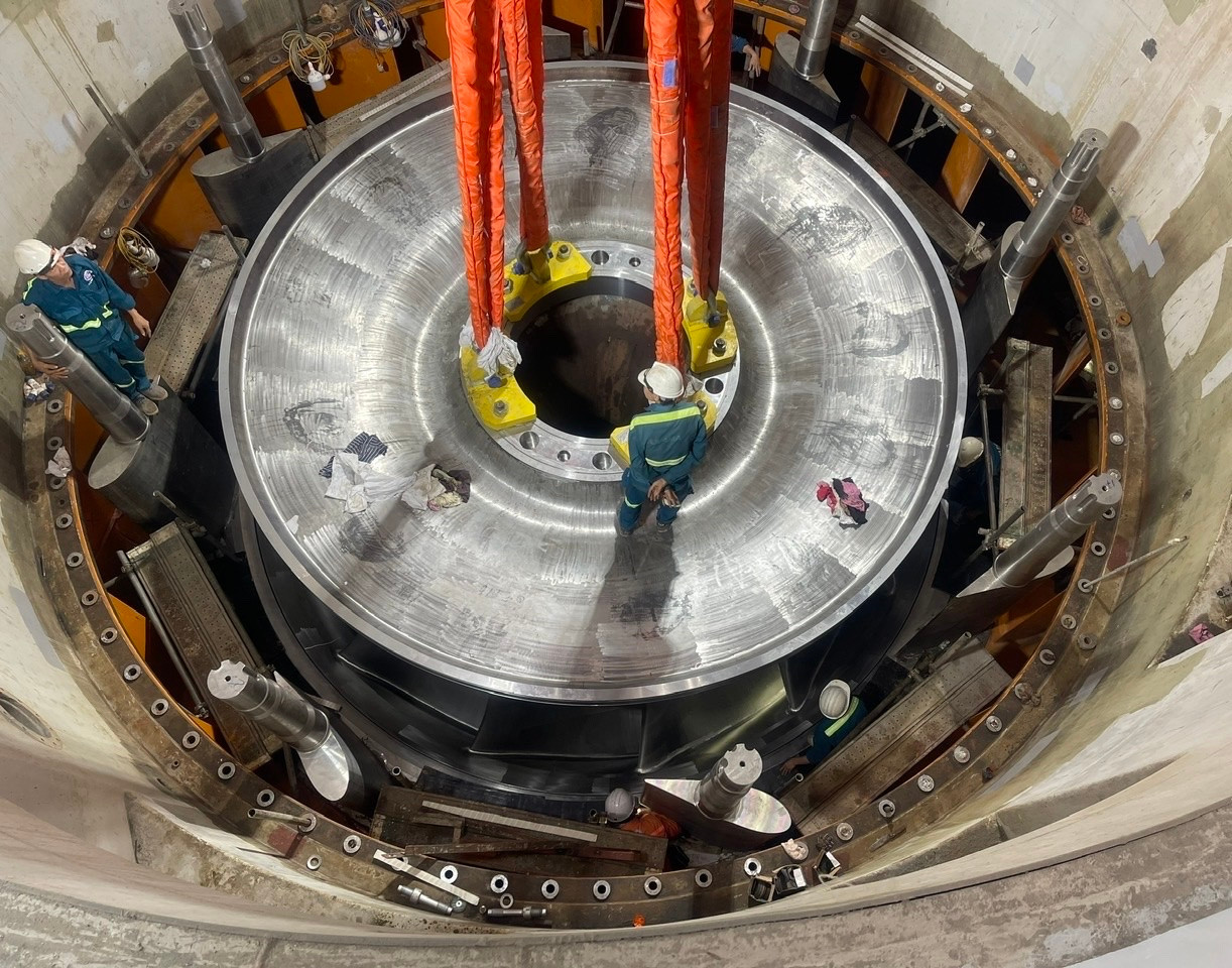 Bánh xe công tác 110 tấn được đặt thành công vào vị trí