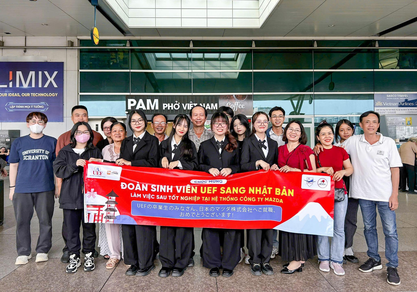 Gia đình, thầy cô có mặt tại sân bay để chúc mừng, động viên tinh thần các cử nhân Gia đình, thầy cô có mặt tại sân bay để chúc mừng, động viên tinh thần các cử nhân