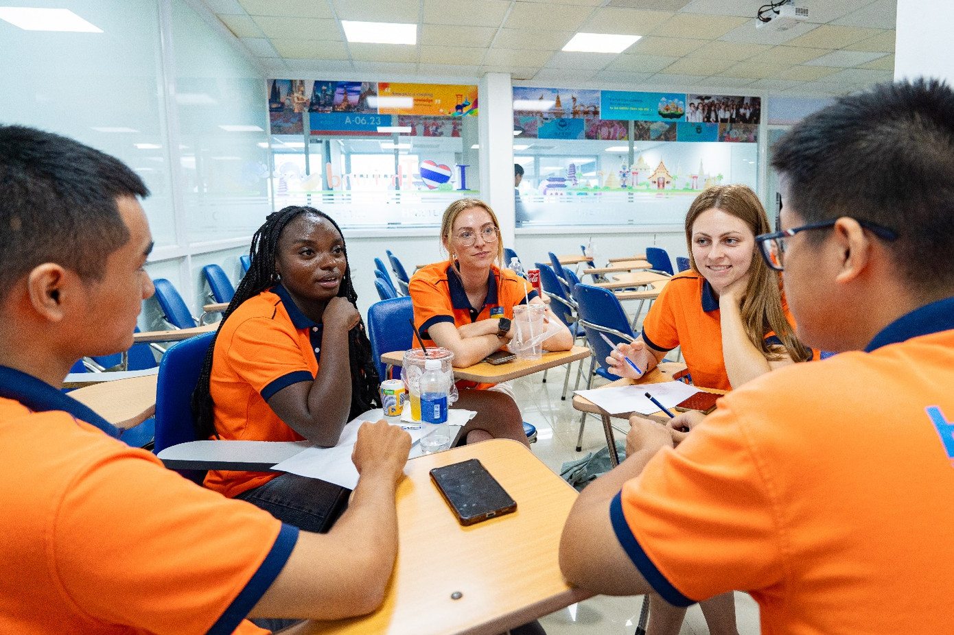 Giao lưu thường xuyên cùng bạn bè quốc tế đem đến cơ hội rèn luyện ngoại ngữ và kỹ năng cho sinh viên Giao lưu thường xuyên cùng bạn bè quốc tế đem đến cơ hội rèn luyện ngoại ngữ và kỹ năng cho sinh viên