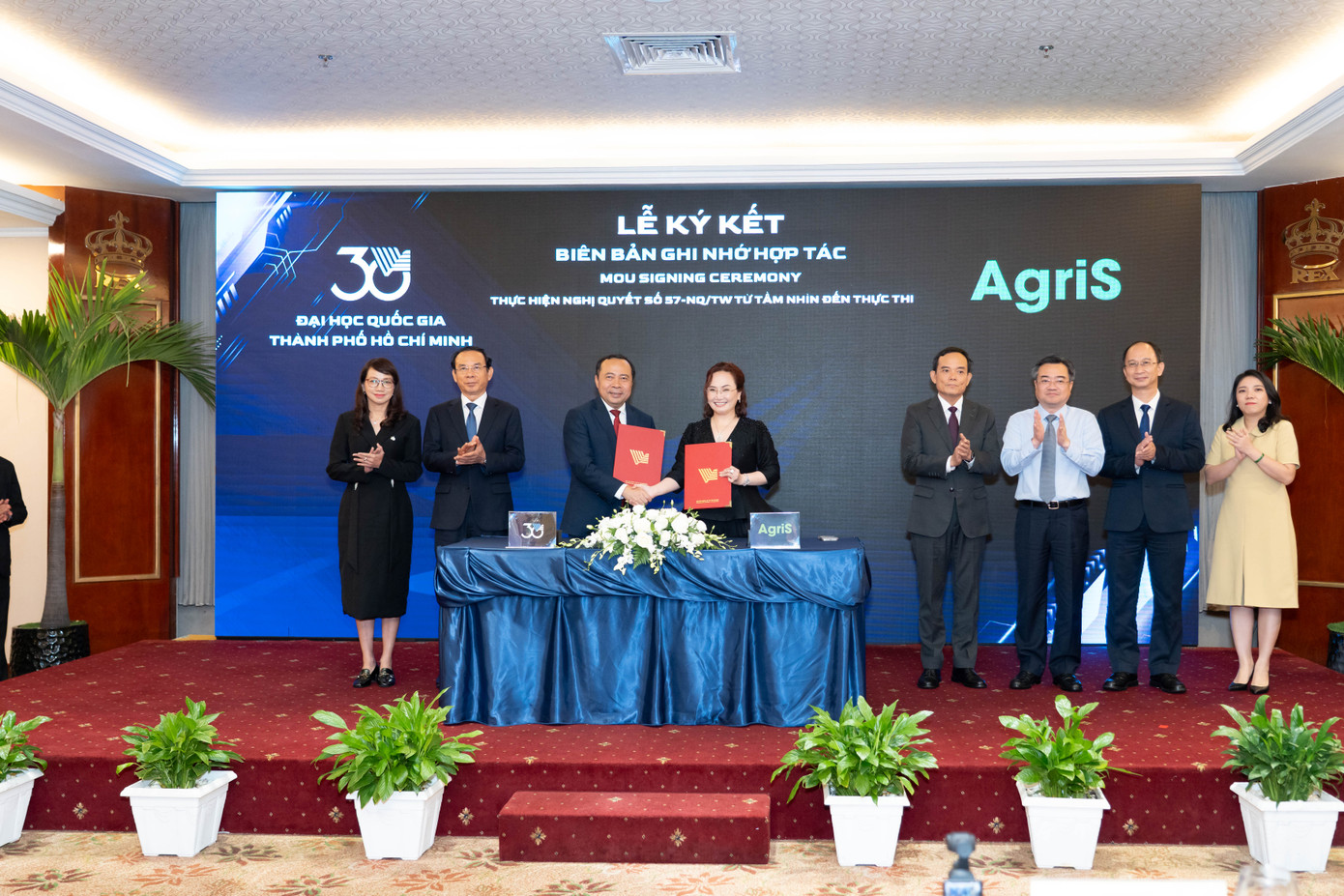 Toàn cảnh lễ ký kết MOU ngày 24/5/2025 giữa AgriS và Đại học Quốc gia về đào tạo nguồn nhân lực ngành nông nghiệp chất lượng cao, dưới sự chứng kiến của Đồng chí Trần Lưu Quang – Bí thư Trung ương Đảng, Trưởng Ban Chính sách, Chiến lược Trung ương cùng các đồng chí lãnh đạo Bộ, Ban Ngành Trung ương và Địa phương Toàn cảnh lễ ký kết MOU ngày 24/5/2025 giữa AgriS và Đại học Quốc gia về đào tạo nguồn nhân lực ngành nông nghiệp chất lượng cao, dưới sự chứng kiến của Đồng chí Trần Lưu Quang – Bí thư Trung ương Đảng, Trưởng Ban Chính sách, Chiến lược Trung ương cùng các đồng chí lãnh đạo Bộ, Ban Ngành Trung ương và Địa phương