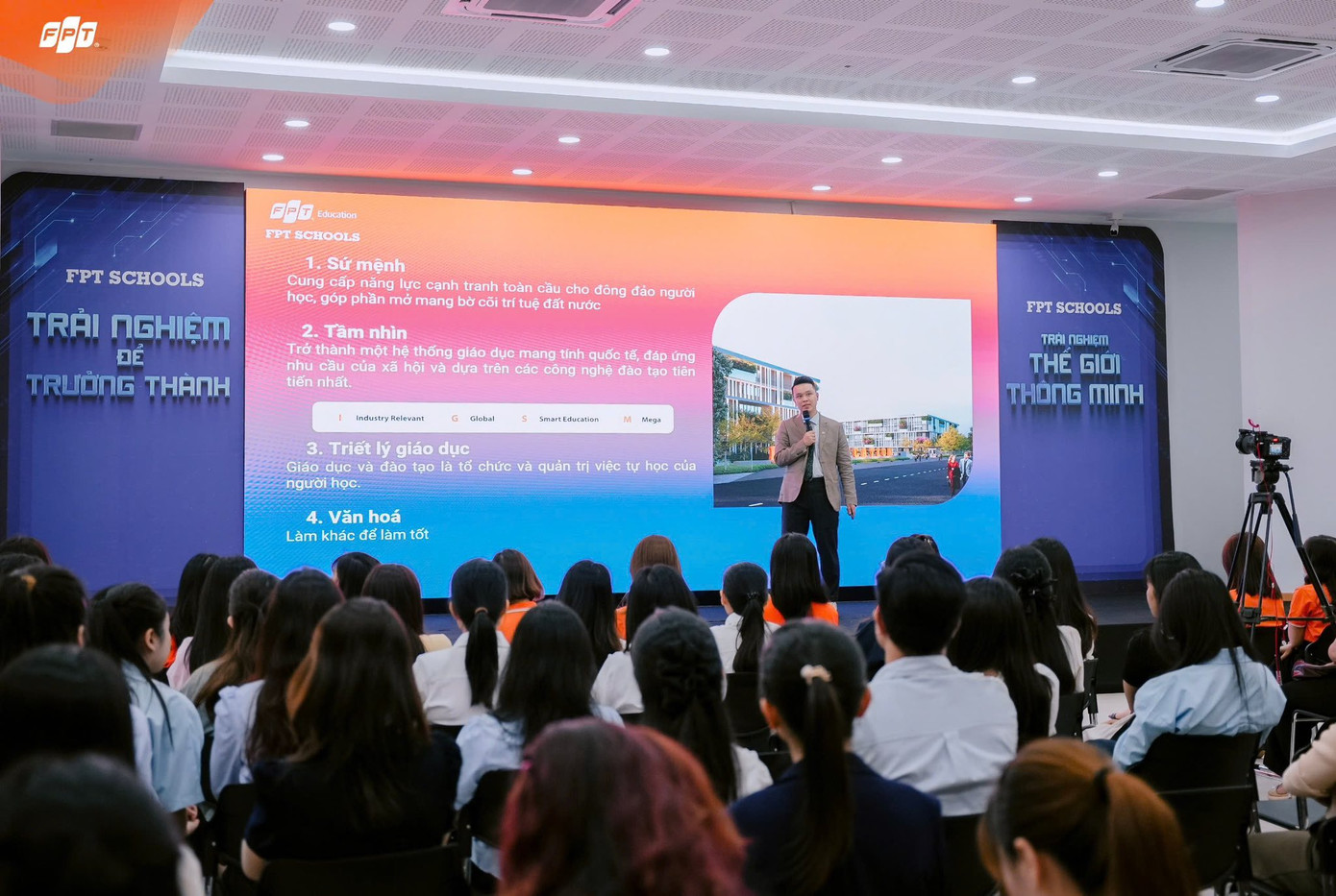 Thầy Vũ Hồng Quân, Hiệu trưởng, đại diện BLĐ chia sẻ về triết lý giáo dục và định hướng của nhà trường