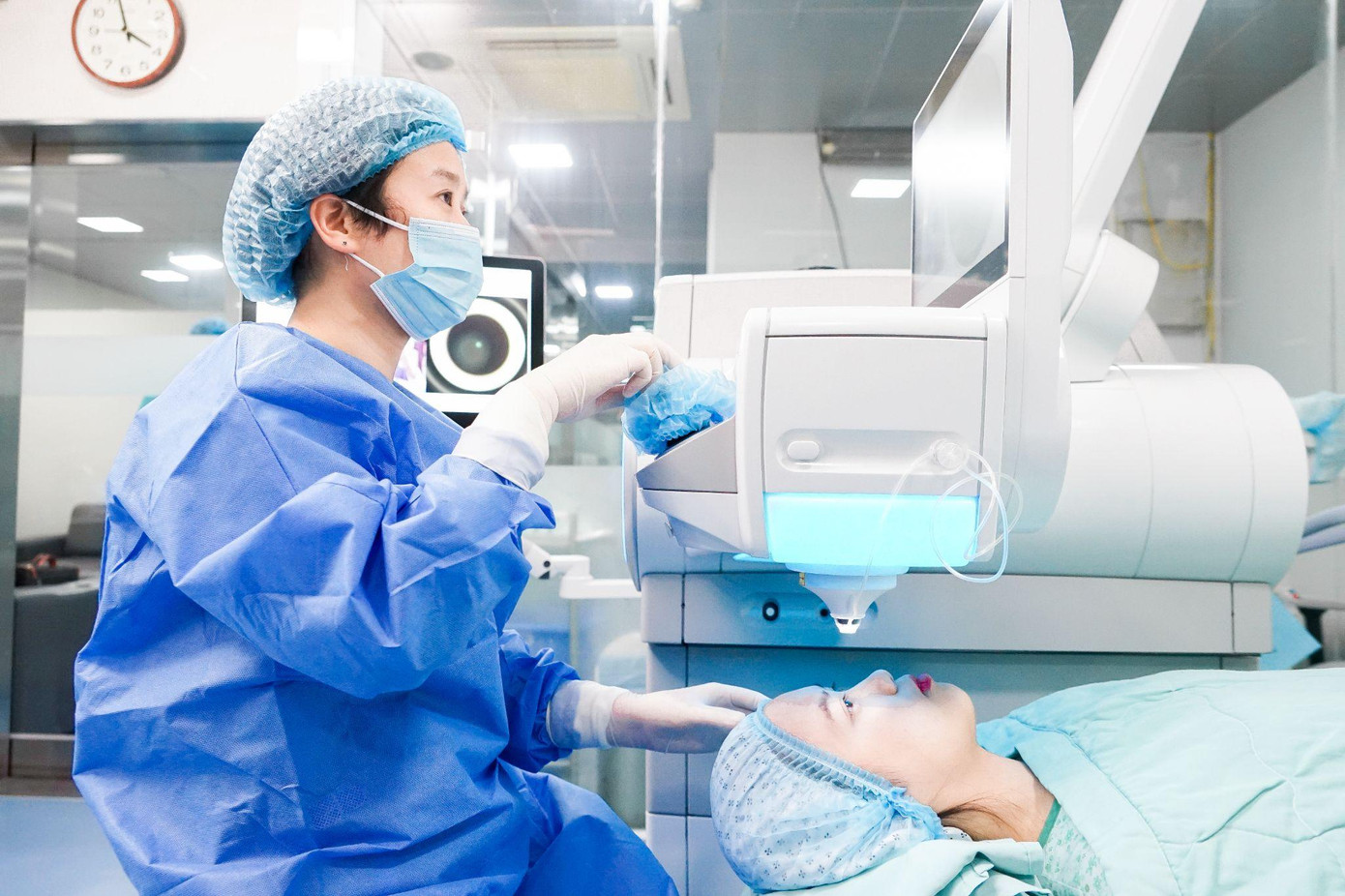 Bác sĩ Đặng Thị Như Quỳnh trong quá trình phẫu thuật khúc xạ cho bệnh nhân bằng phương pháp SMILE pro.