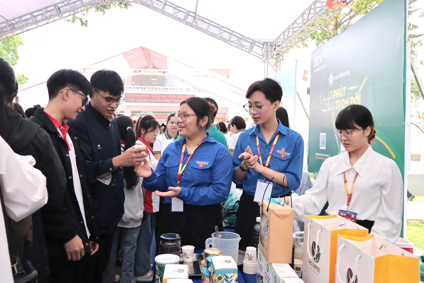 Sinh viên trải nghiệm các hoạt động tại ngày hội Sinh viên trải nghiệm các hoạt động tại ngày hội