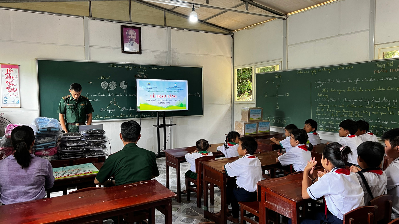 Tặng quà cho lớp học tình thương trên Đảo Hòn Chuối