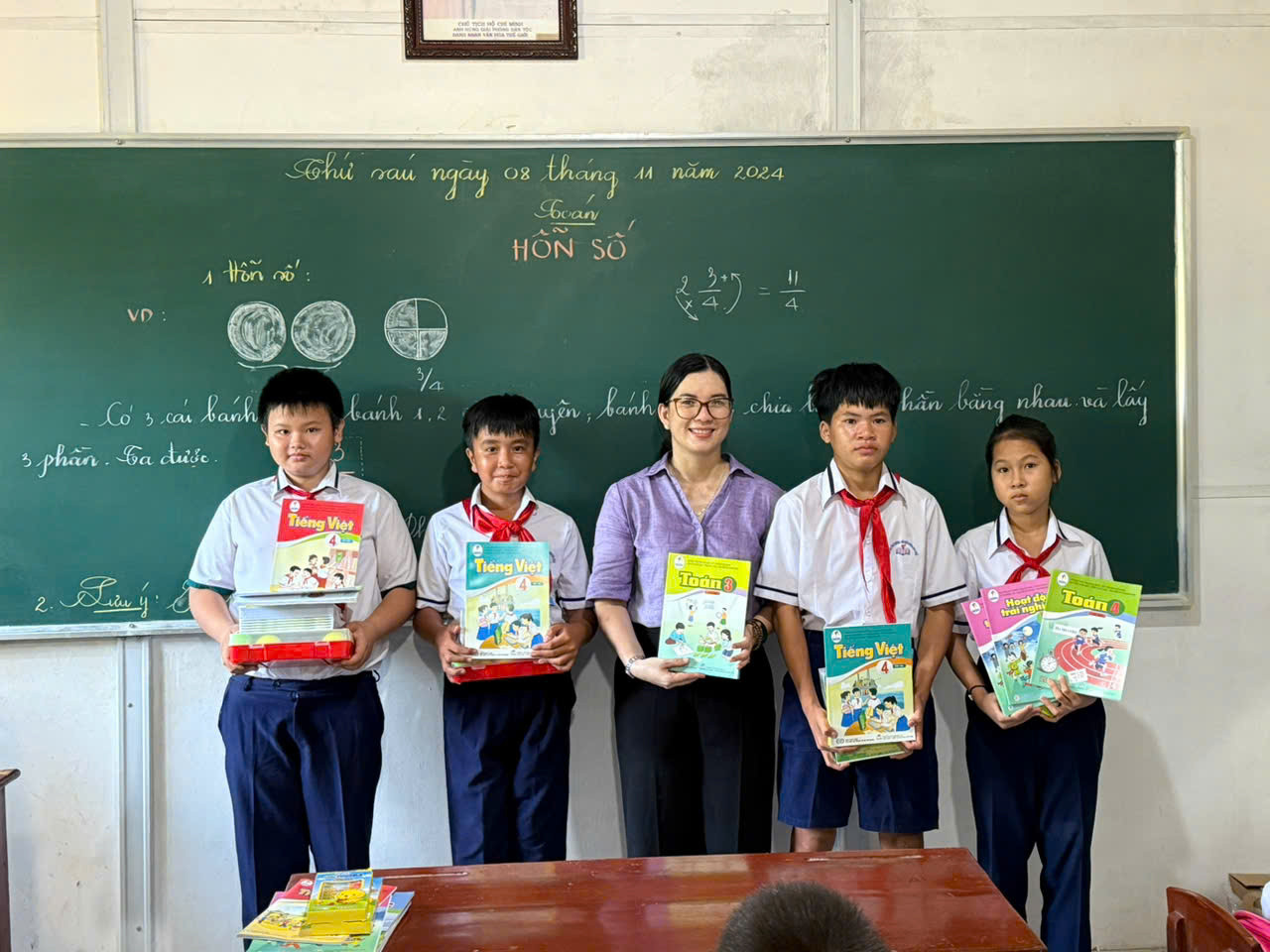 Tặng quà cho lớp học tình thương trên Đảo Hòn Chuối