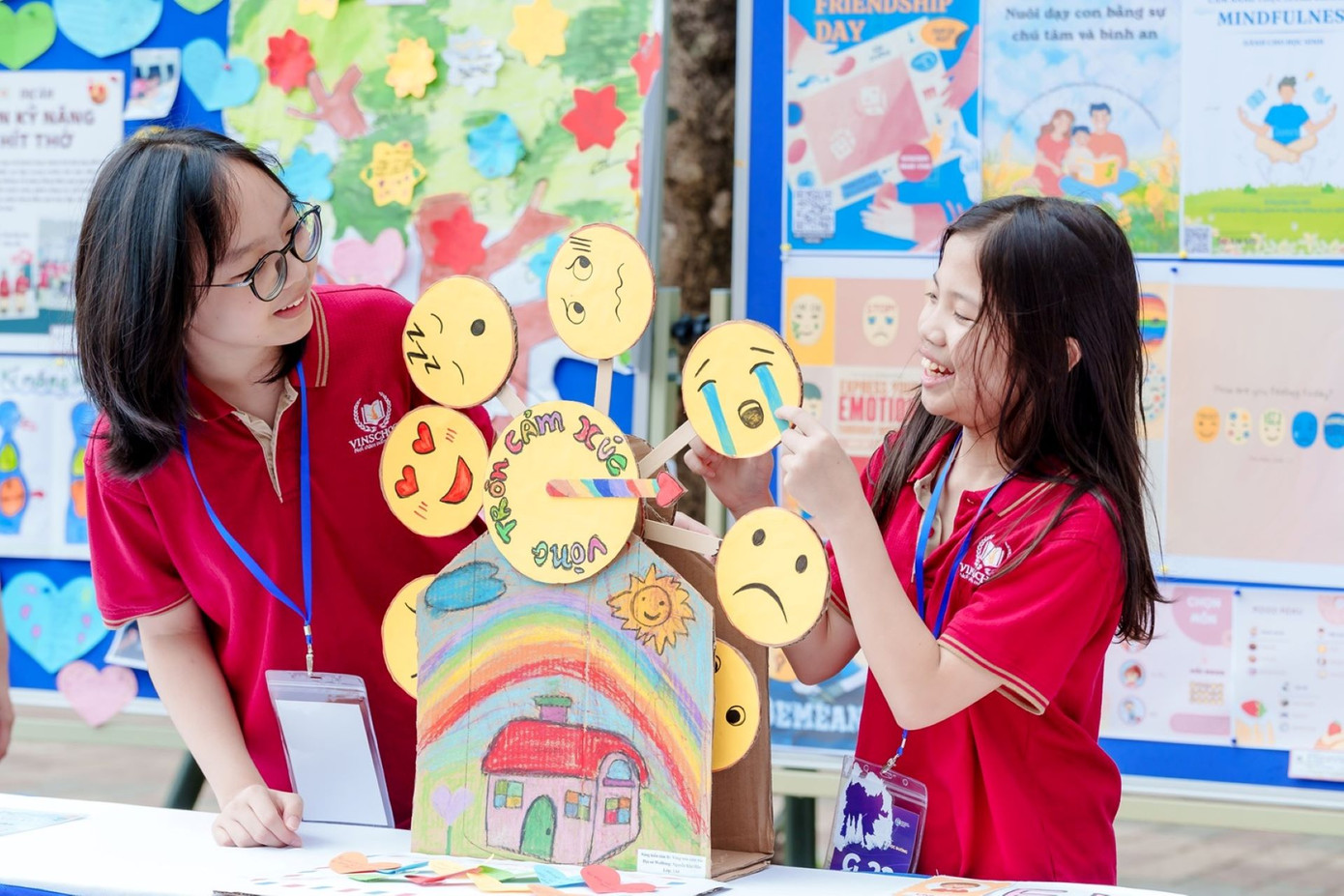Học sinh Vinschool sáng tạo "Vòng tròn cảm xúc" từ vật liệu tái chế, giúp cộng đồng nhận diện, chia sẻ cảm xúc một cách tích cực và cởi mở.