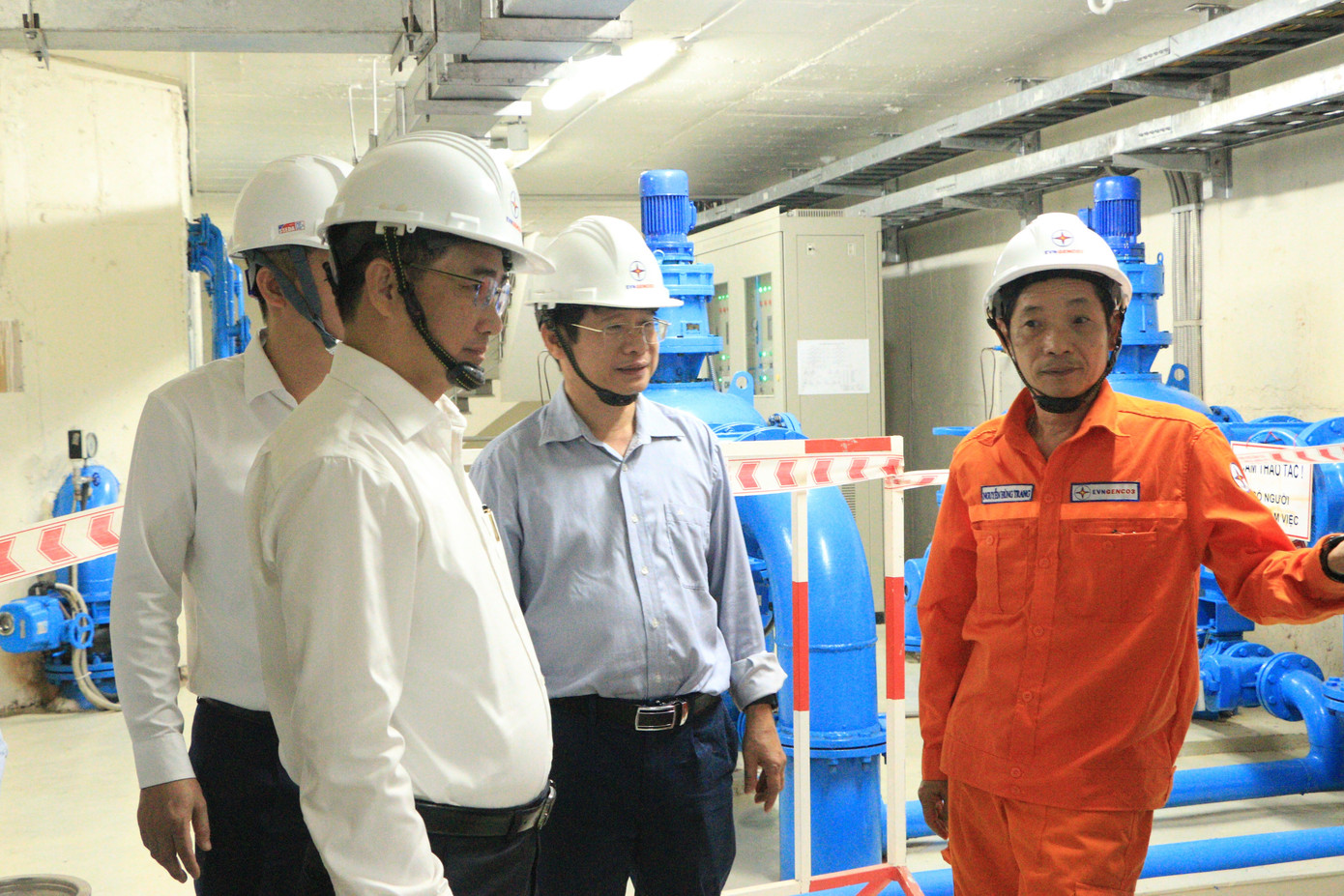 Tổng giám đốc Lê Văn Danh EVNGENCO3 (bìa trái) kiểm tra tại Nhà máy Thủy điện Buôn Tua Srah