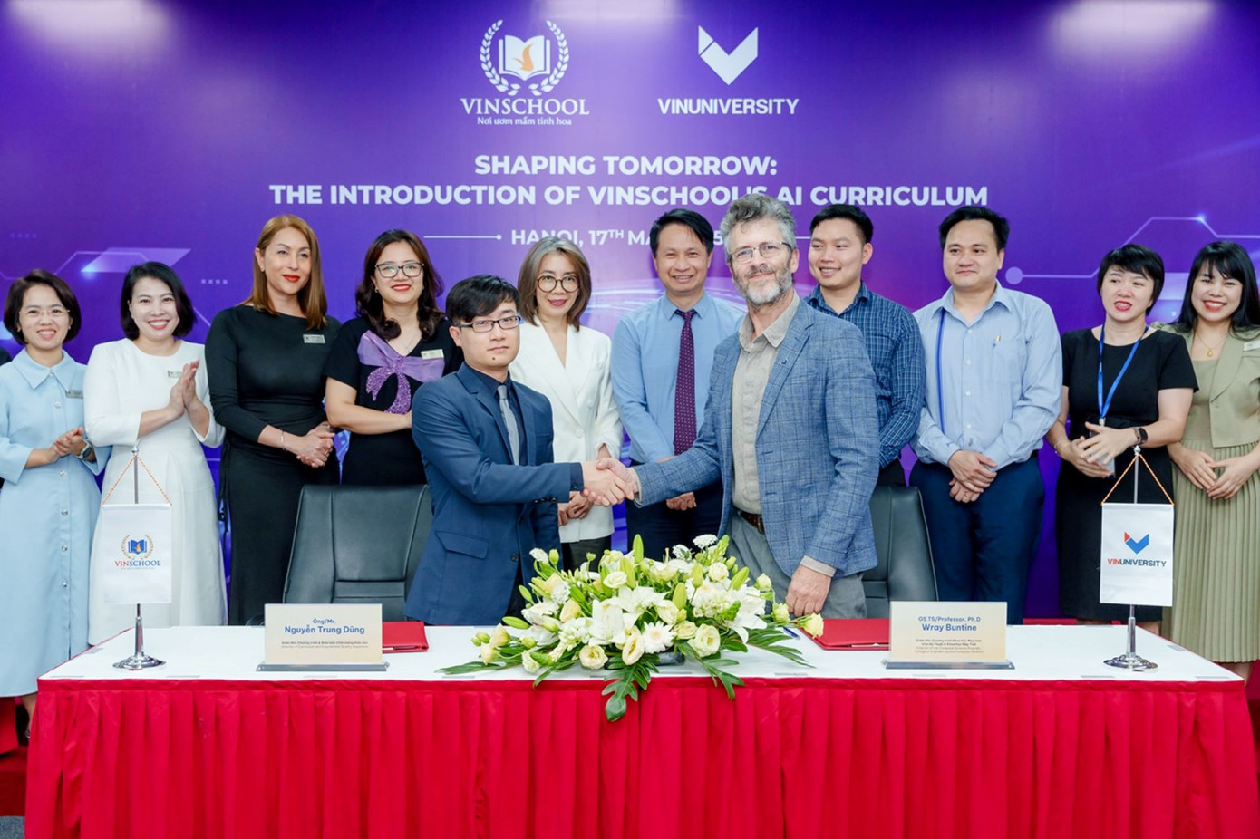 Ông Nguyễn Trung Dũng - Giám đốc Chương trình &amp; Đảm bảo Chất lượng Giáo dục Hệ thống giáo dục Vinschool và Giáo sư Wray Buntine – Giám đốc Chương trình Khoa học Máy tính Đại học VinUni tại Lễ Công bố triển khai Chương trình Trí tuệ Nhân tạo.