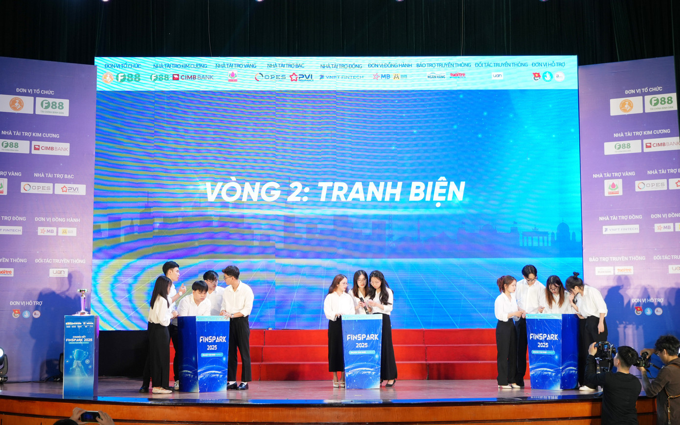 Các đội thi tranh tài trong đêm chung kết Các đội thi tranh tài trong đêm chung kết