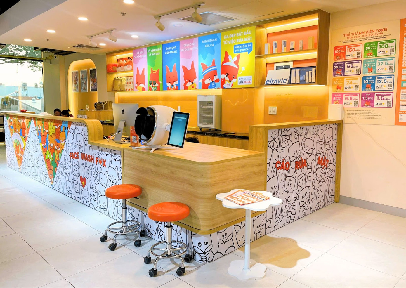 Không gian cửa hàng Face Wash Fox được thiết kế mới mẻ, năng động