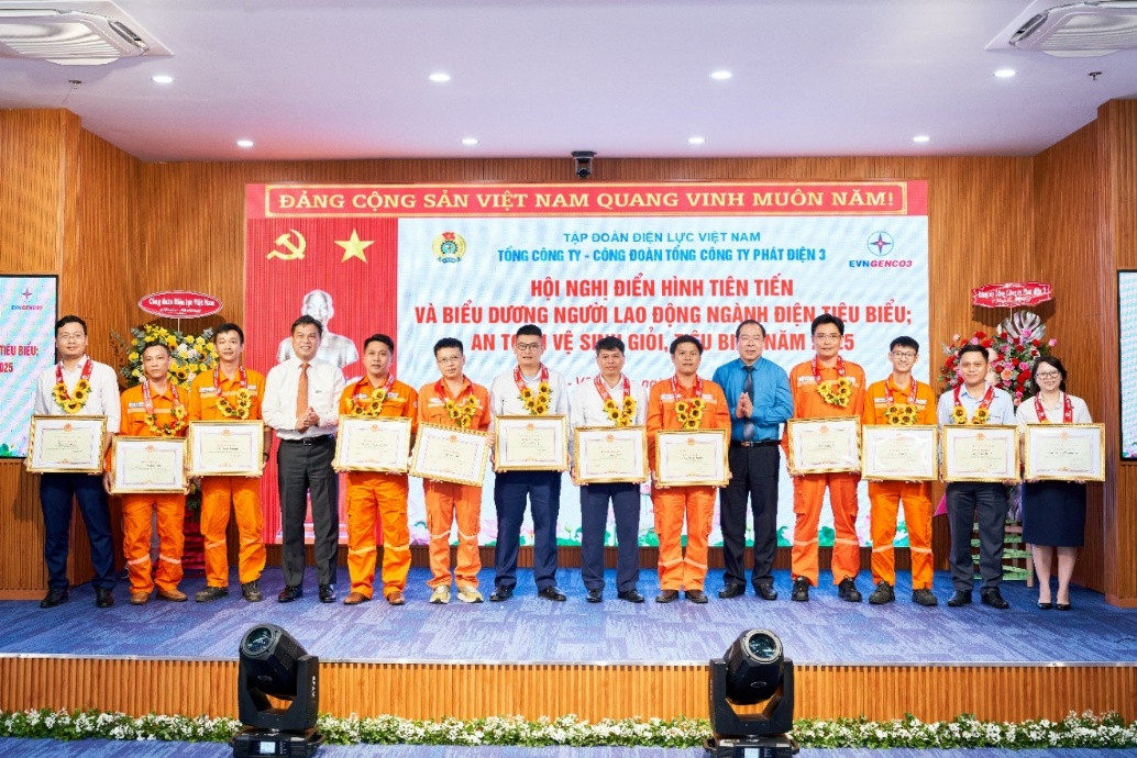 Ông Đỗ Đức Hùng - Ủy viên Ban Chấp hành Tổng Liên đoàn, Chủ tịch Công đoàn Điện lực Việt Nam và Đồng chí Đinh Quốc Lâm – Bí thư Đảng ủy, Chủ tịch HĐQT EVNGENCO3 trao Bằng khen của Tập đoàn Điện lực Quốc gia Việt Nam cho các cá nhân điển hình tiên tiến