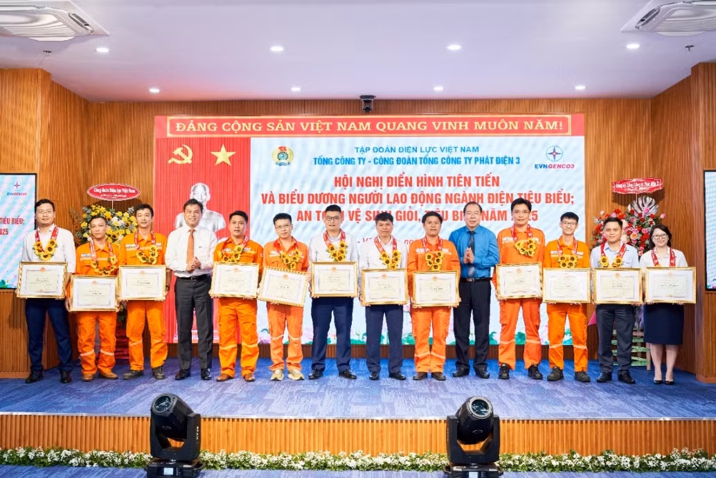 Ông Đỗ Đức Hùng - Ủy viên Ban Chấp hành Tổng Liên đoàn, Chủ tịch Công đoàn Điện lực Việt Nam và Đồng chí Đinh Quốc Lâm – Bí thư Đảng ủy, Chủ tịch HĐQT EVNGENCO3 trao Bằng khen của Tập đoàn Điện lực Quốc gia Việt Nam cho các cá nhân điển hình tiên tiến