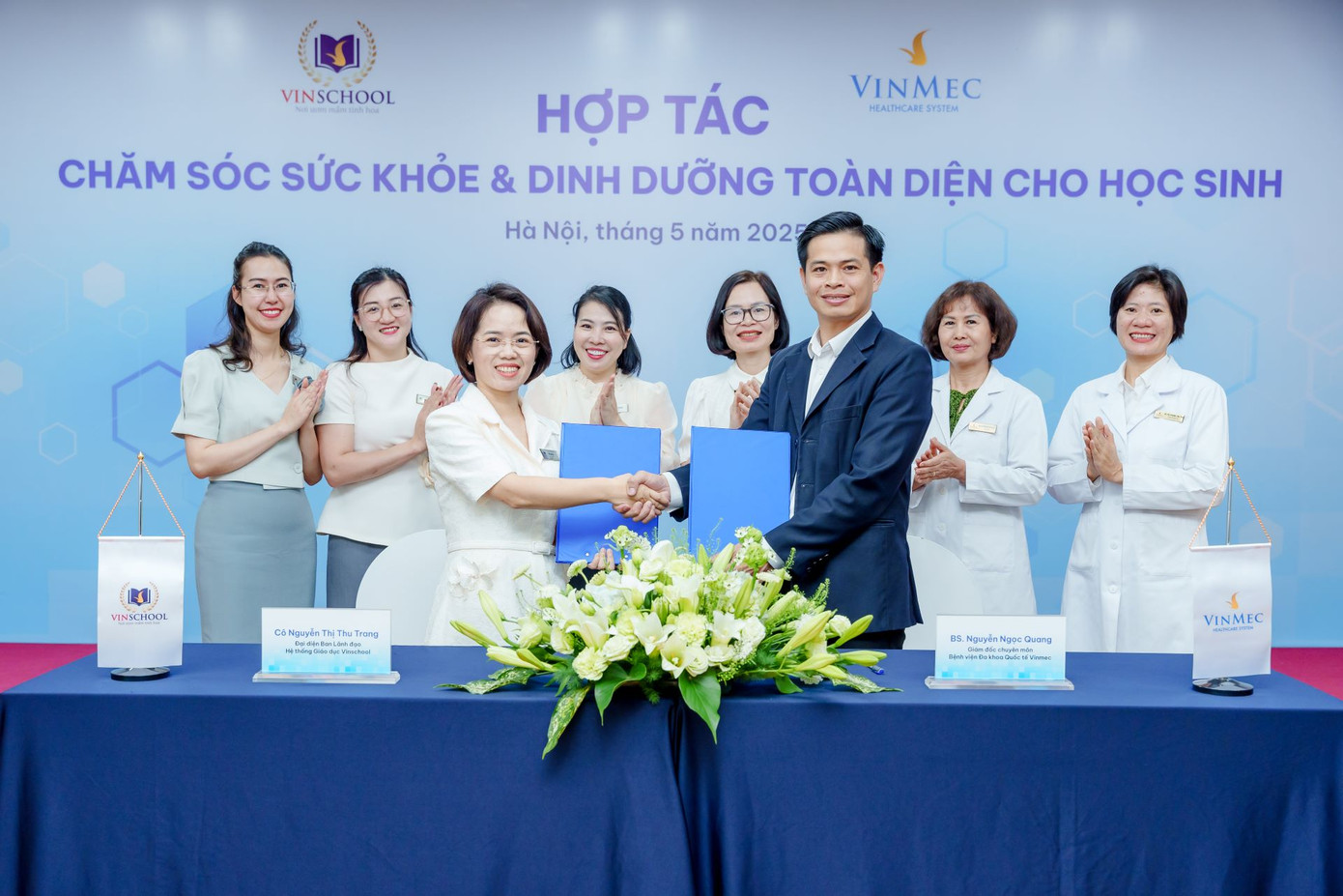 Cô Nguyễn Thị Thu Trang - Đại diện Ban Lãnh đạo Hệ thống Giáo dục Vinschool và Bác sĩ Nguyễn Ngọc Quang - Giám đốc chuyên môn Bệnh viện Đa khoa Quốc tế Vinmec tại Lễ ký kết