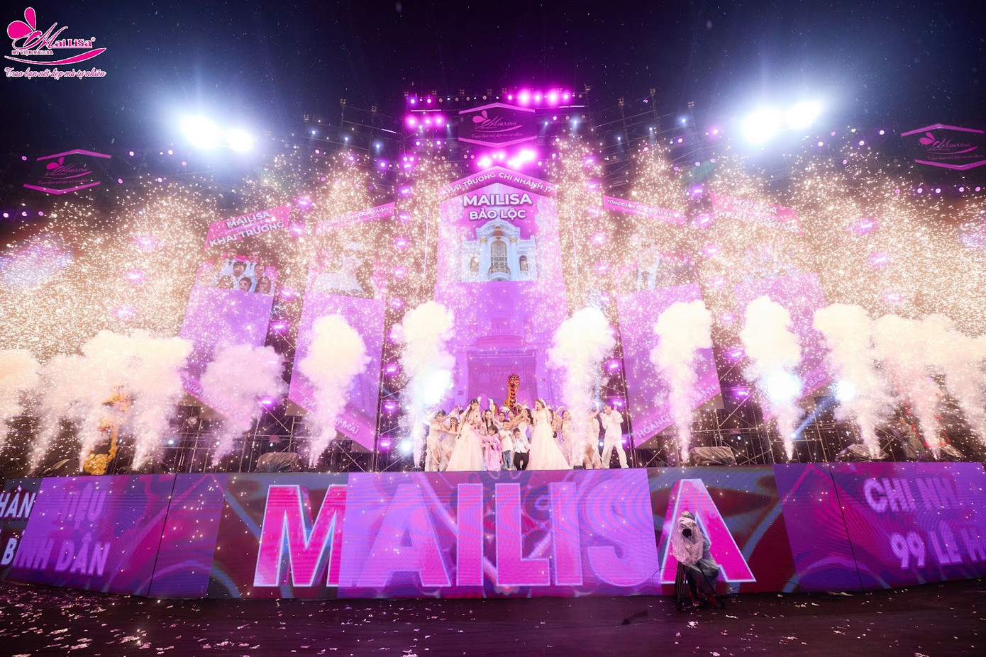 Sân khấu Mailisa Bảo Lộc “nóng rực” giữa cơn mưa nhờ tinh thần cuồng nhiệt của hàng nghìn người tham dự Sân khấu Mailisa Bảo Lộc “nóng rực” giữa cơn mưa nhờ tinh thần cuồng nhiệt của hàng nghìn người tham dự