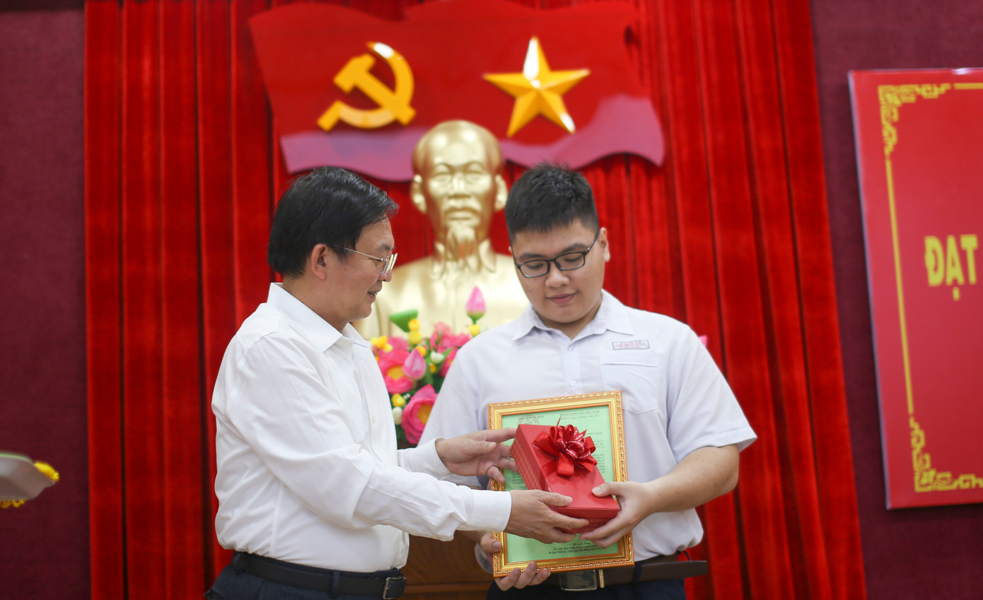 Bí thư Tỉnh ủy Bình Định chúc mừng thành tích của em Lê Kiến Thành. Ảnh: Trương Định