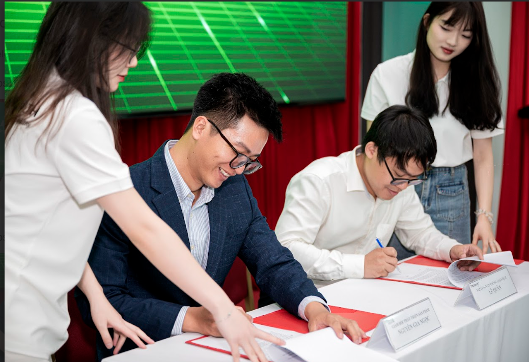 Đại diện hai bên ký kết ra mắt sản phẩm Kẽm Amagain