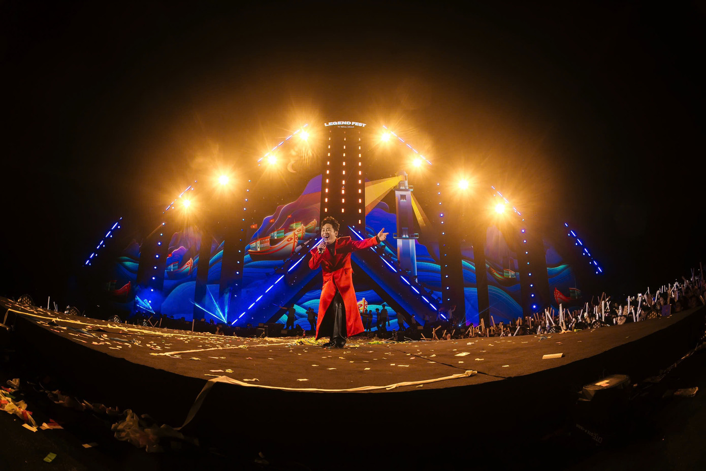 Tùng Dương – với giọng hát nội lực và đầy cảm xúc – xuất hiện như một nhịp tim chủ đạo của sân khấu, hát lên niềm tự hào dân tộc trong bản phối đặc biệt Một vòng Việt Nam cùng Isaac, Orange, và Vũ Phụng Tiên…