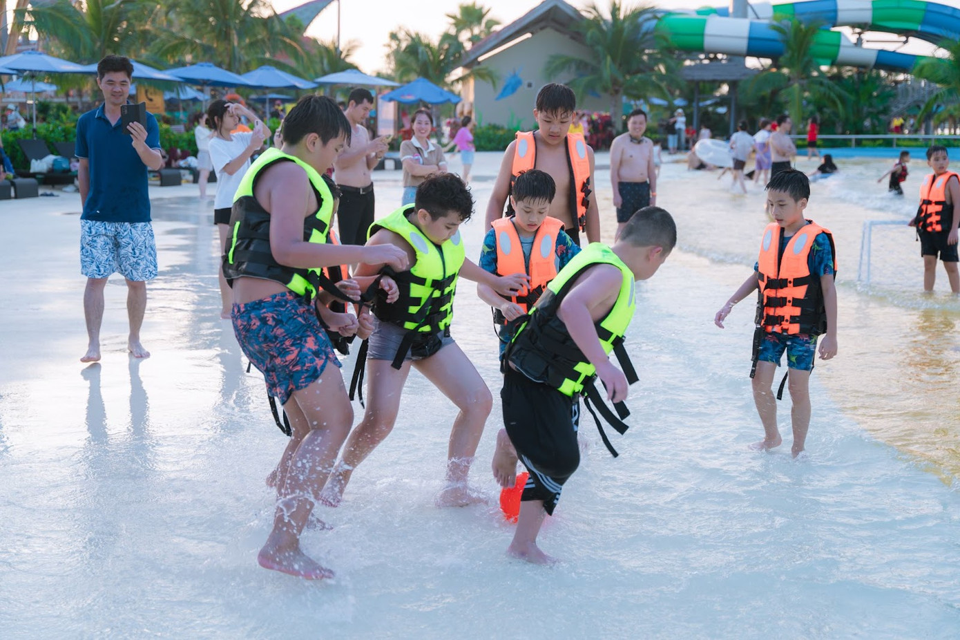 Các hoạt động hoạt náo vui nhộn tại công viên nước Thủy Tinh đã mang tới trải nghiệm đầy thú vị cho các du khách