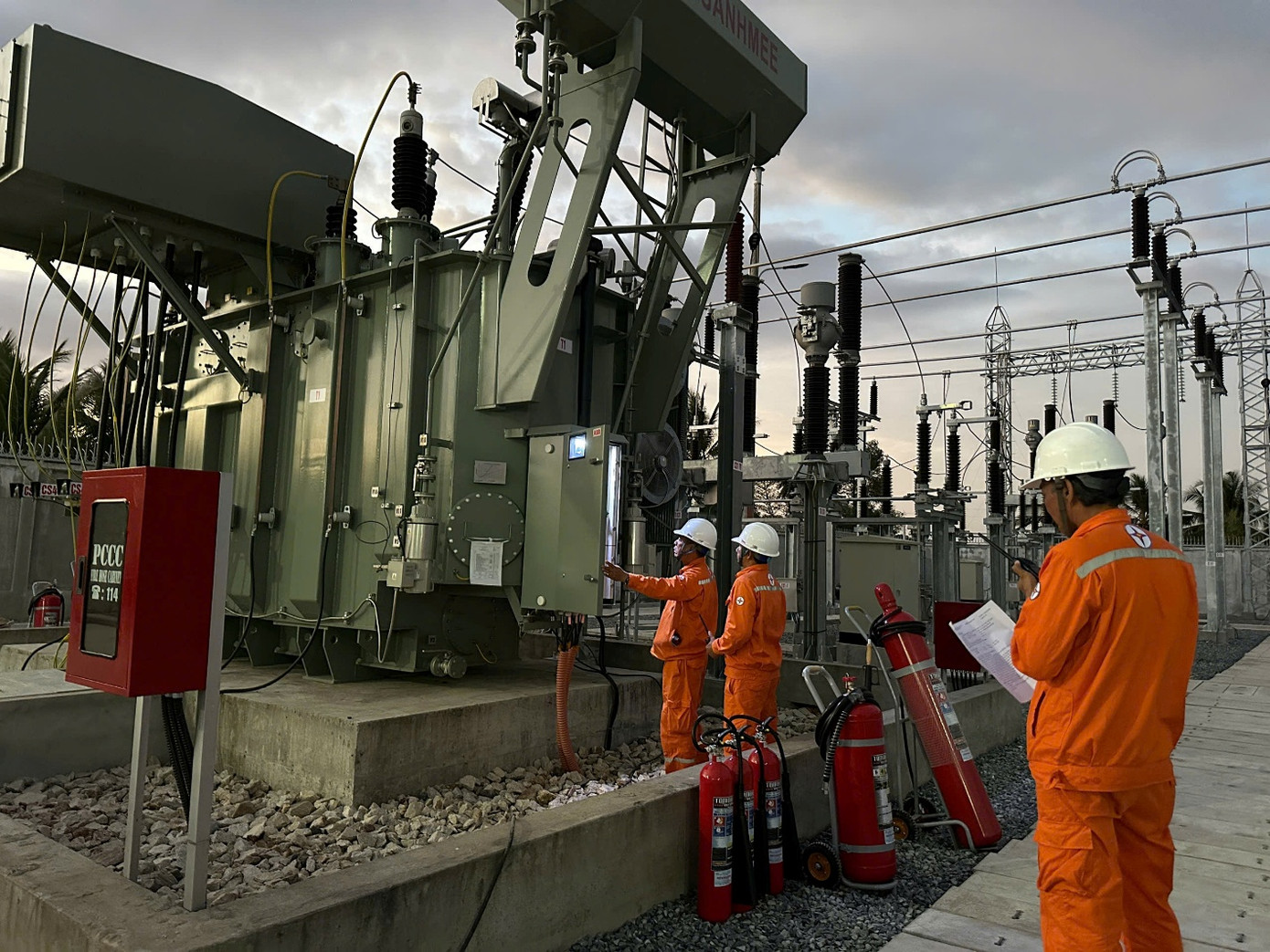 Kiểm tra trước khi đóng điện công trình Trạm biến áp 110kV Phú Thuận (Bến Tre) ngày 25/2/2025