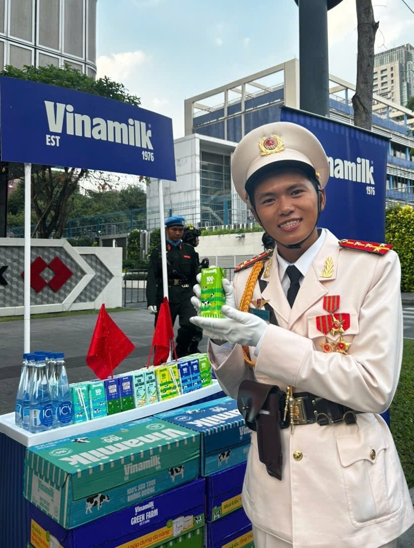 Niềm vui rạng ngời của các anh lính trẻ trước giờ diễu binh chính thức mừng kỷ niệm 50 năm Giải phóng miền Nam, thống nhất đất nước và được tiếp thêm dinh dưỡng từ Vinamilk