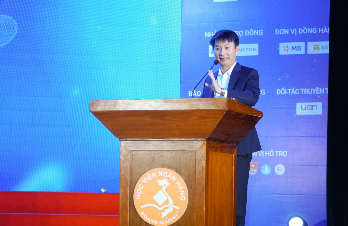 PGS. TS Nguyễn Thanh Phương, Phó Giám đốc, Trưởng Ban Tư vấn Hỗ trợ Khởi nghiệp và Đổi mới sáng tạo Học viện Ngân hàng phát biểu tại đêm chung kết Finspark 2025 PGS. TS Nguyễn Thanh Phương, Phó Giám đốc, Trưởng Ban Tư vấn Hỗ trợ Khởi nghiệp và Đổi mới sáng tạo Học viện Ngân hàng phát biểu tại đêm chung kết Finspark 2025